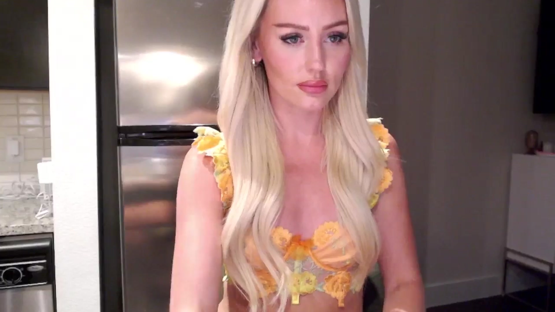 Gallery image thumbnail from Officialelsa's myfreecams stream on, 06/11/2024, 04:25 image 20 of 20