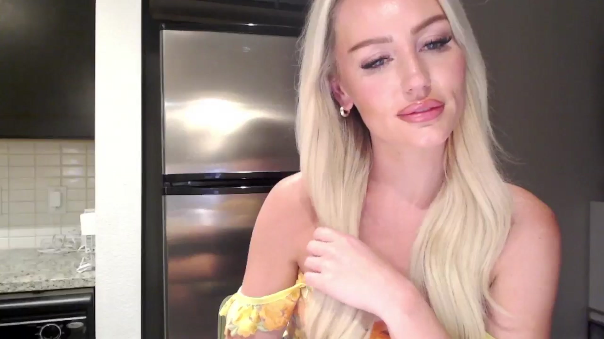 Gallery image thumbnail from Officialelsa's myfreecams stream on, 06/11/2024, 04:25 image 15 of 20