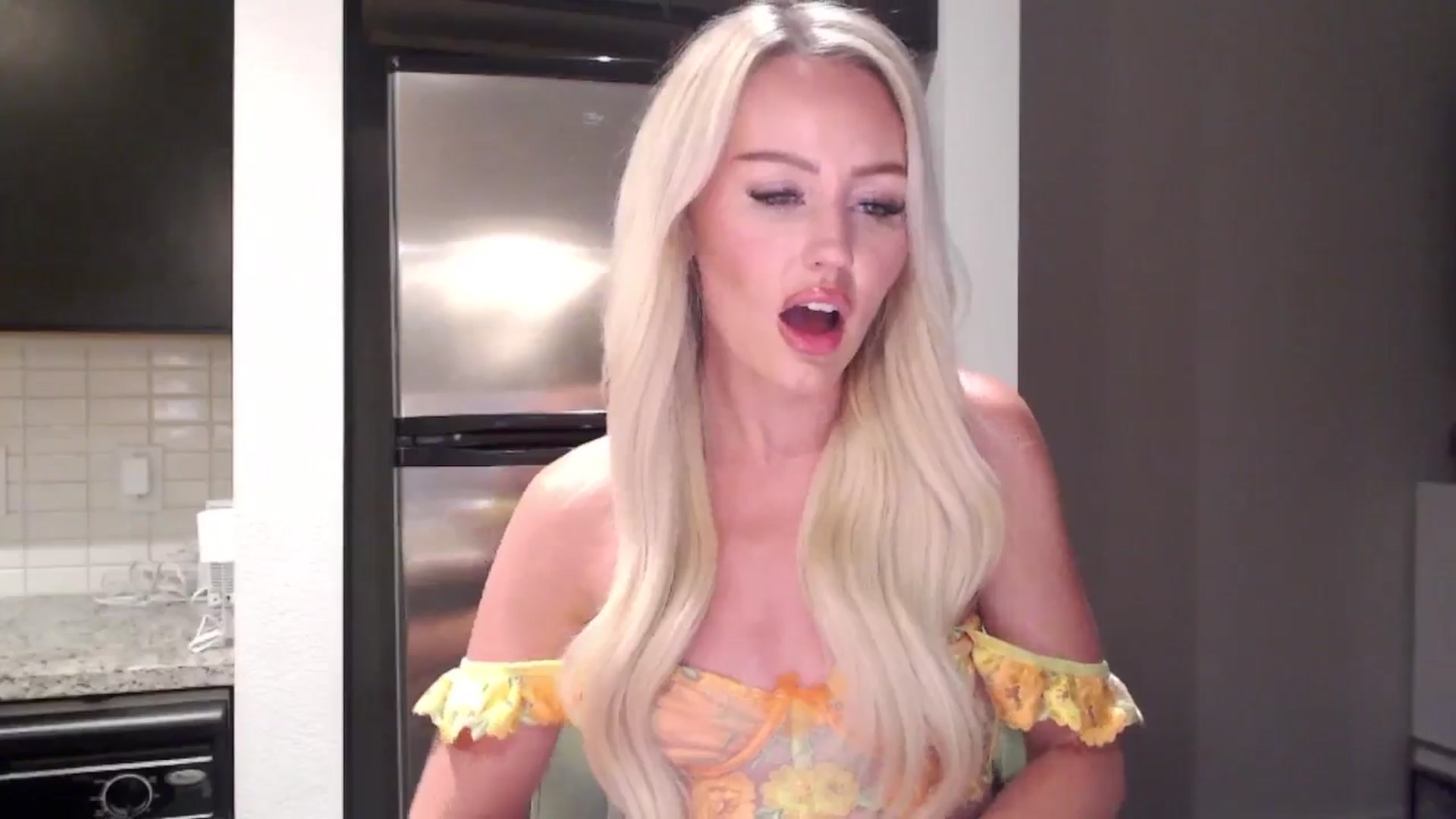 Gallery image thumbnail from Officialelsa's myfreecams stream on, 06/11/2024, 04:25 image 14 of 20