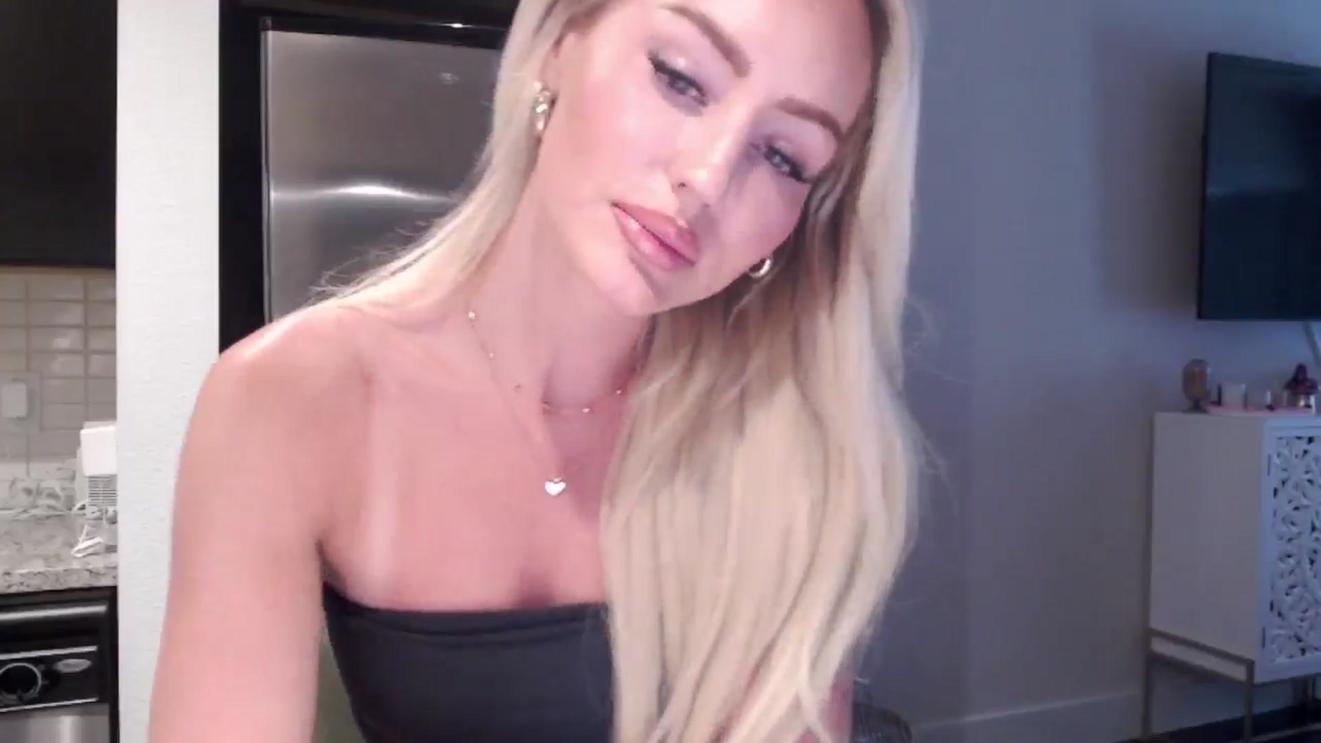 Gallery image thumbnail from Officialelsa's myfreecams stream on, 06/11/2024, 20:56 image 4 of 20