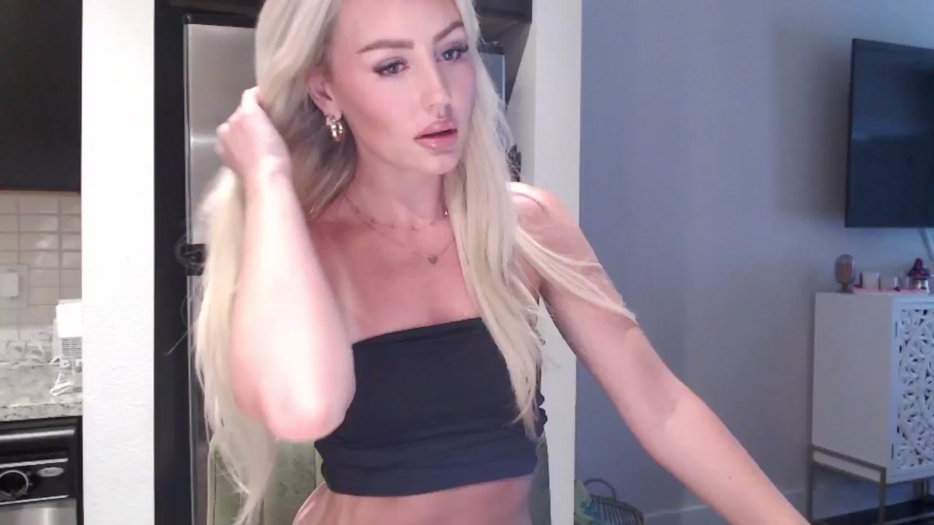 Gallery image thumbnail from Officialelsa's myfreecams stream on, 06/11/2024, 20:56 image 1 of 20
