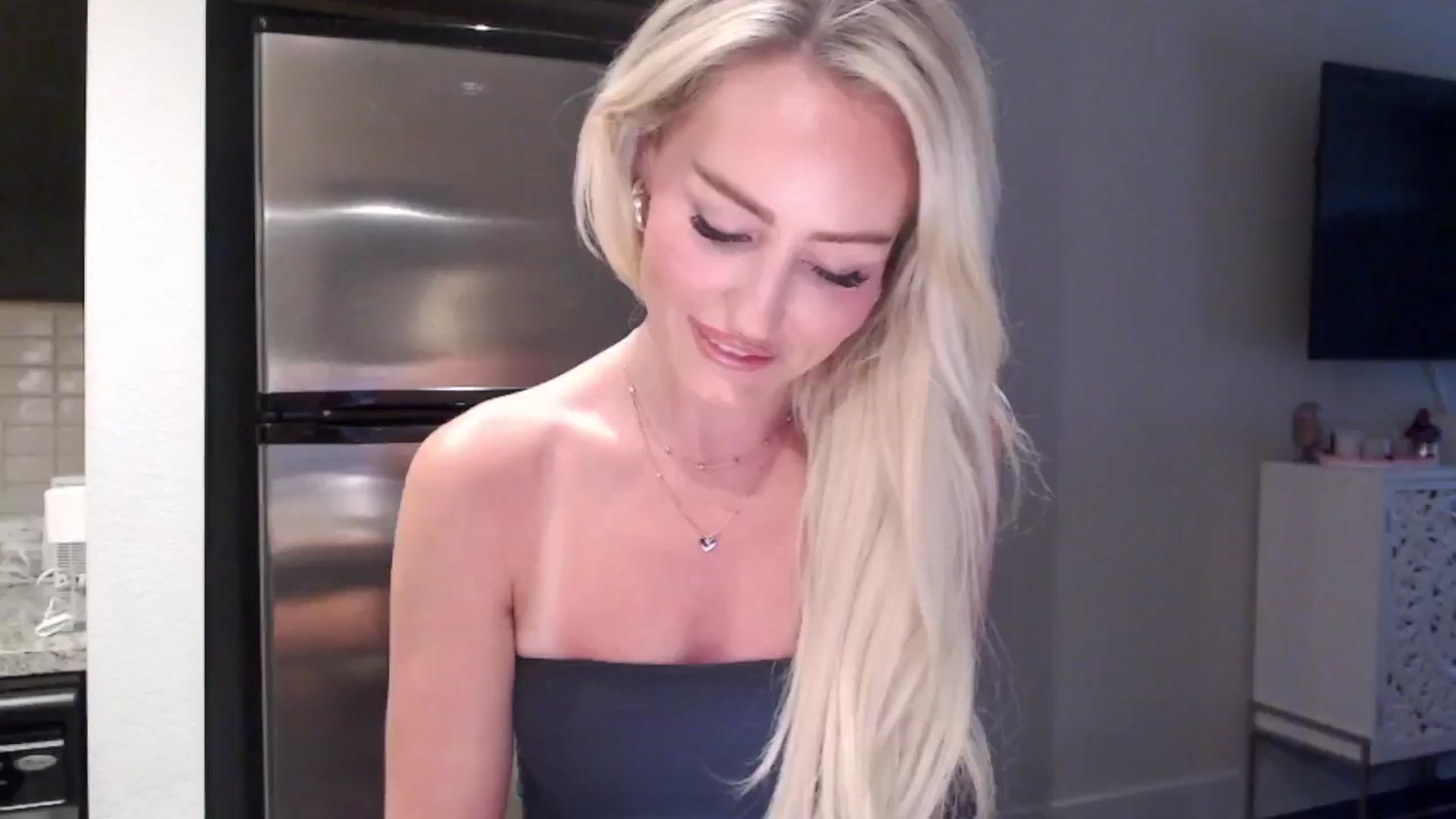 Gallery image thumbnail from Officialelsa's myfreecams stream on, 06/11/2024, 21:54 image 16 of 20