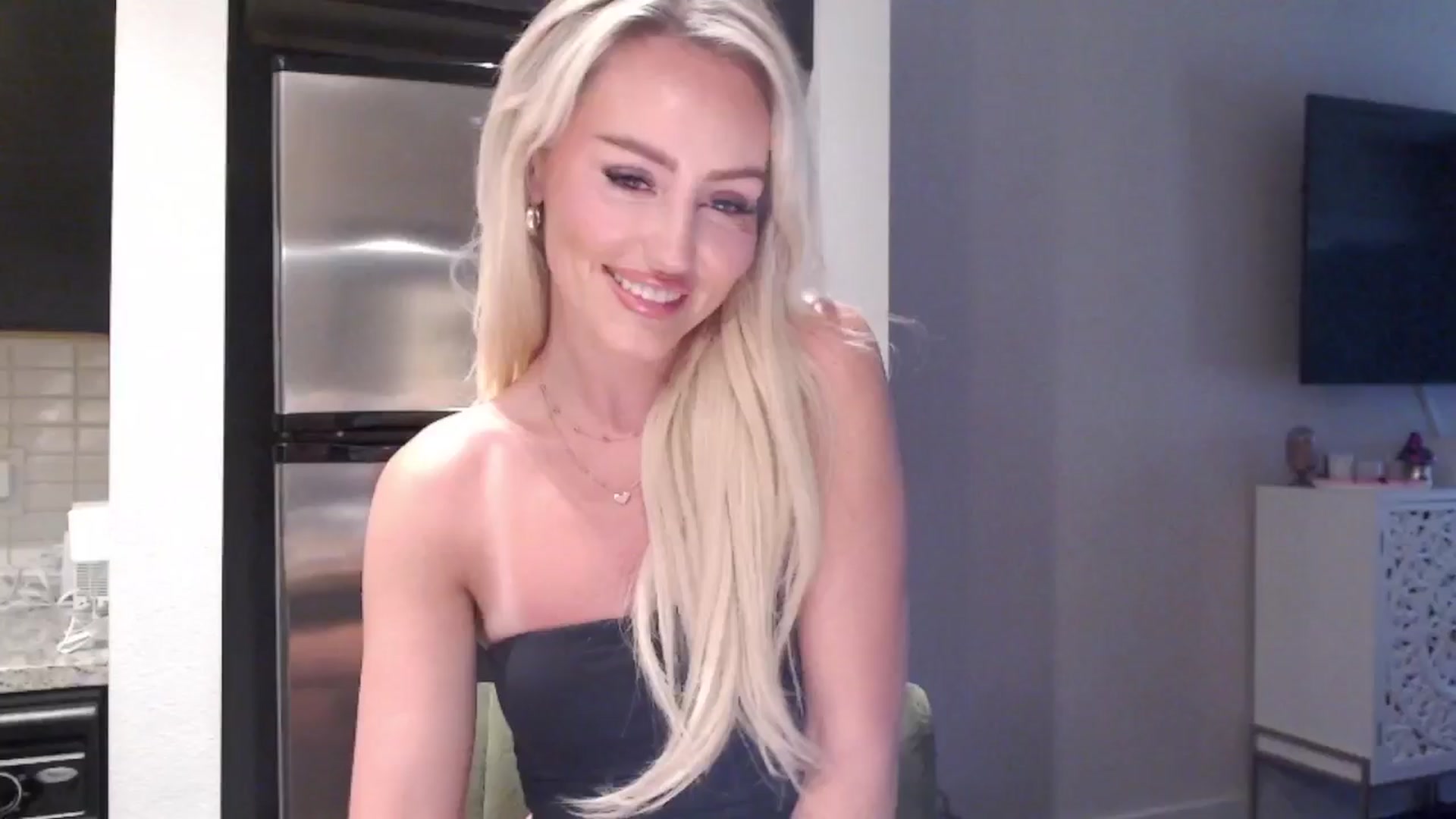 Gallery image thumbnail from Officialelsa's myfreecams stream on, 06/11/2024, 21:54 image 9 of 20