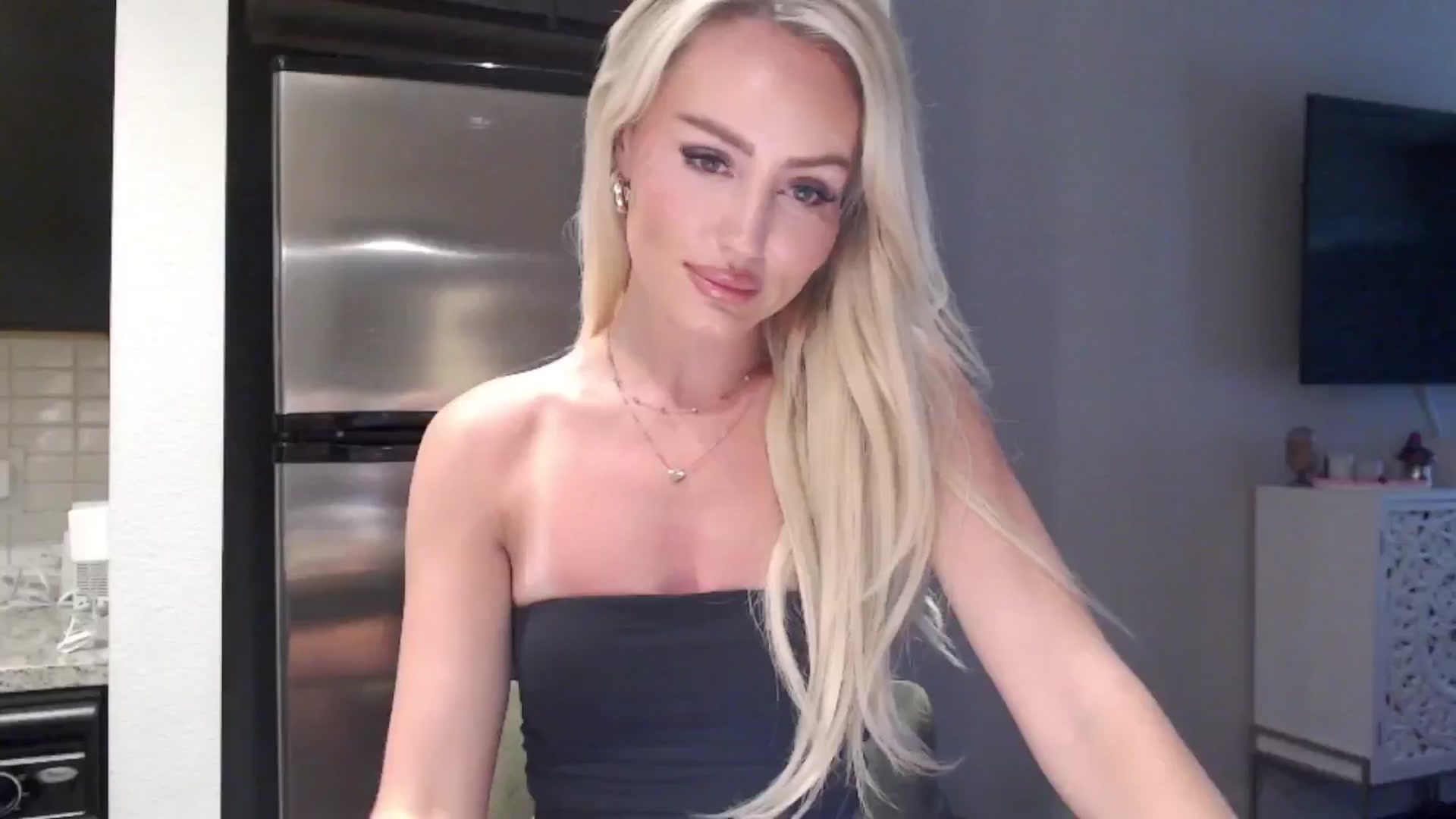 Gallery image thumbnail from Officialelsa's myfreecams stream on, 06/11/2024, 21:54 image 8 of 20