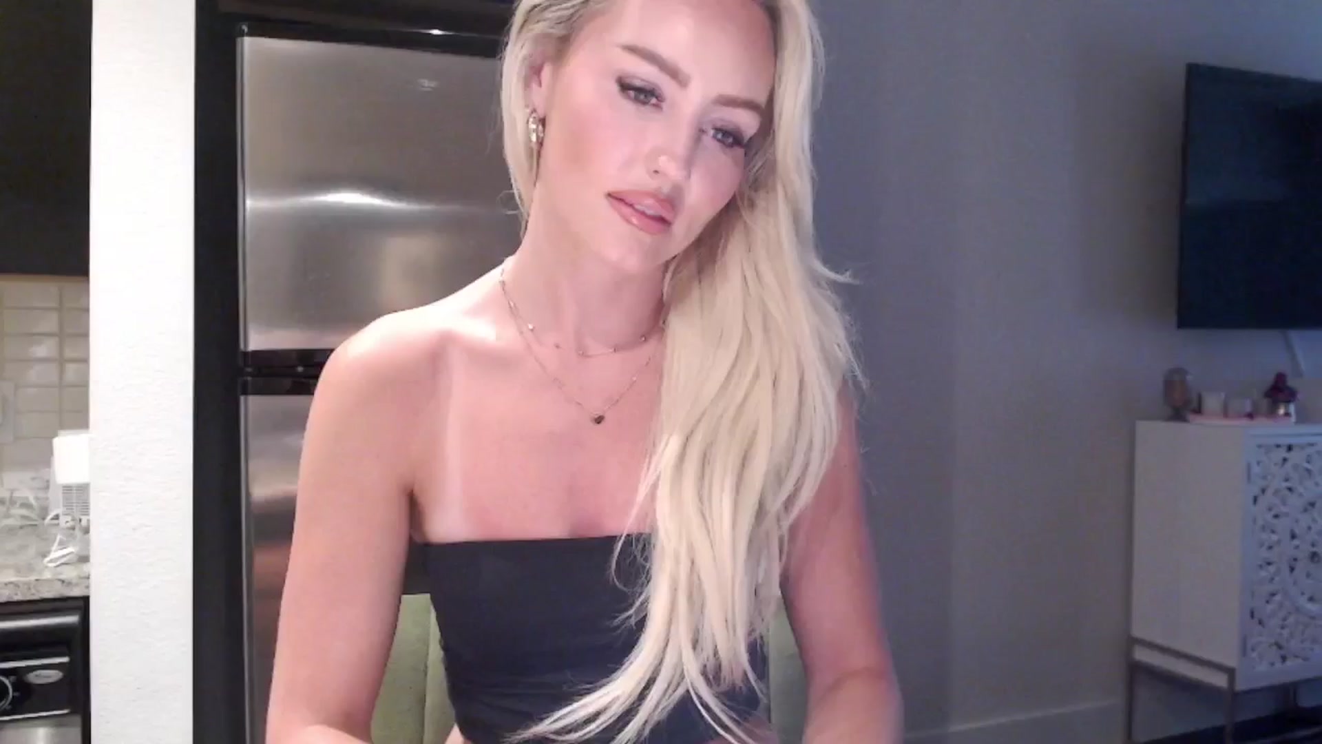 Gallery image thumbnail from Officialelsa's myfreecams stream on, 06/11/2024, 21:54 image 3 of 20