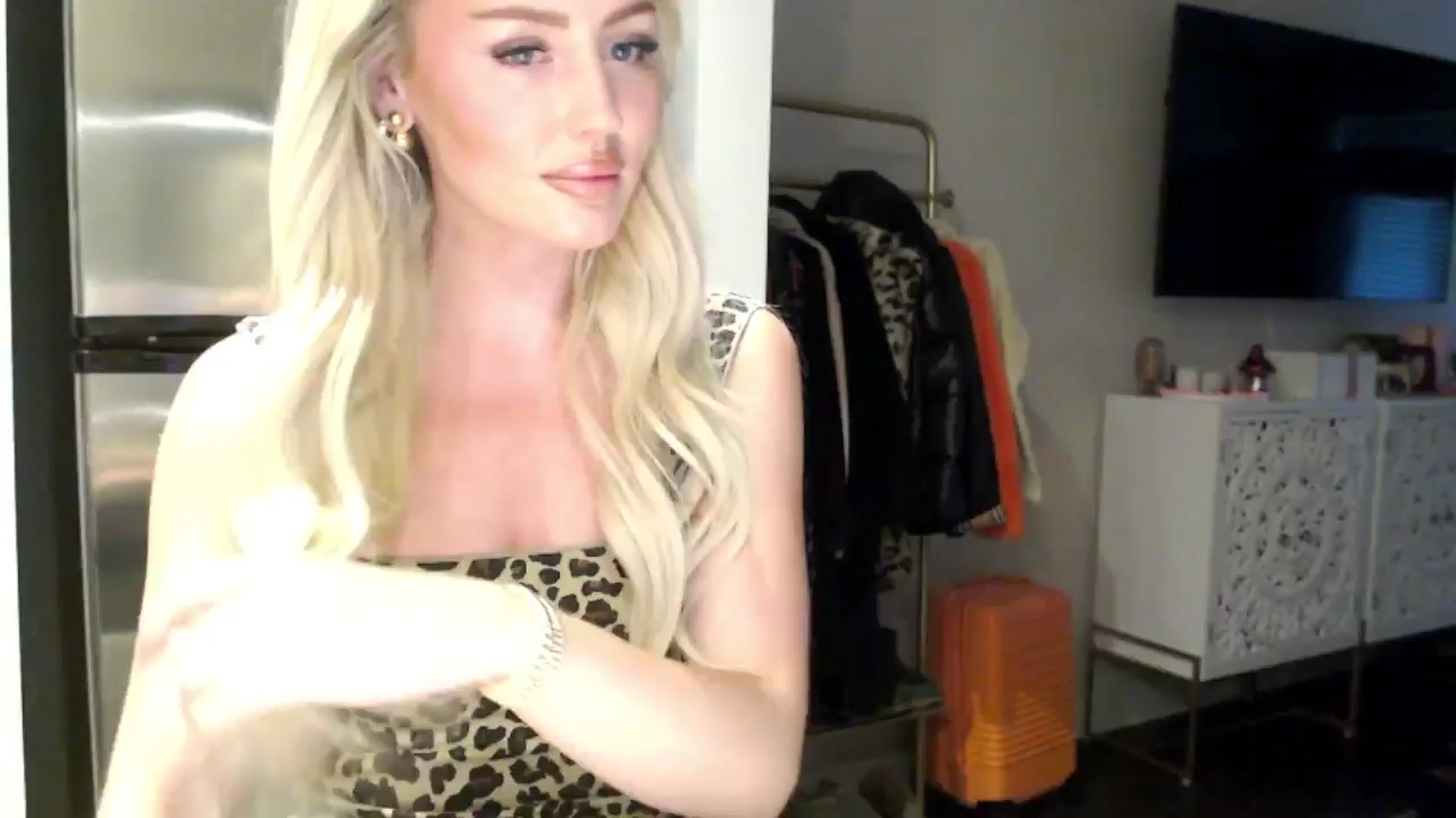 Gallery image thumbnail from Officialelsa's myfreecams stream on, 06/15/2024, 01:27 image 14 of 20