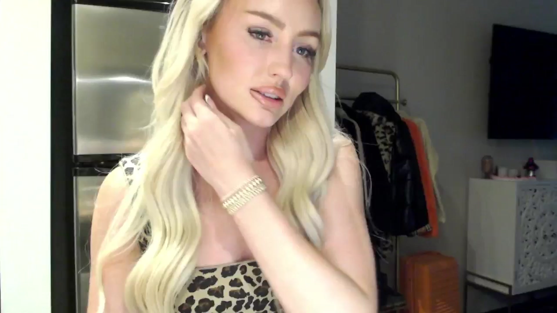 Gallery image thumbnail from Officialelsa's myfreecams stream on, 06/15/2024, 01:27 image 10 of 20