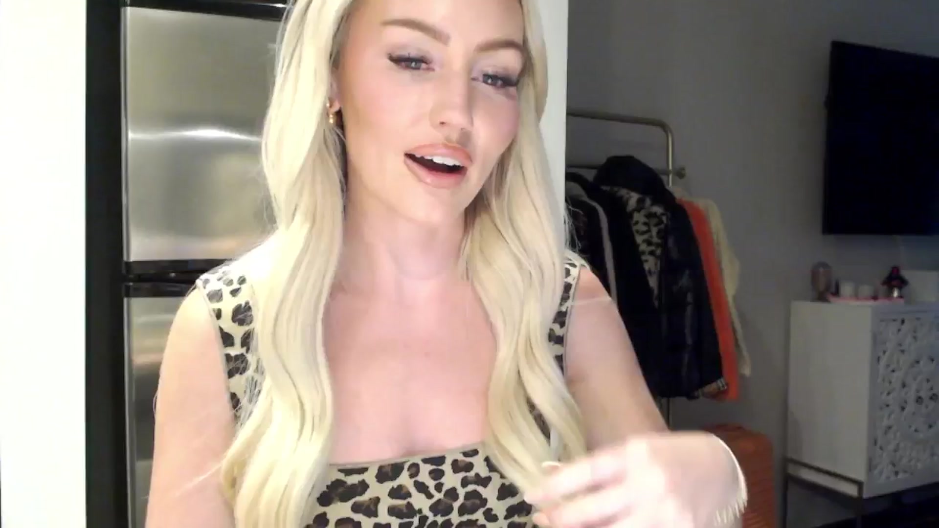 Gallery image thumbnail from Officialelsa's myfreecams stream on, 06/15/2024, 01:27 image 11 of 20
