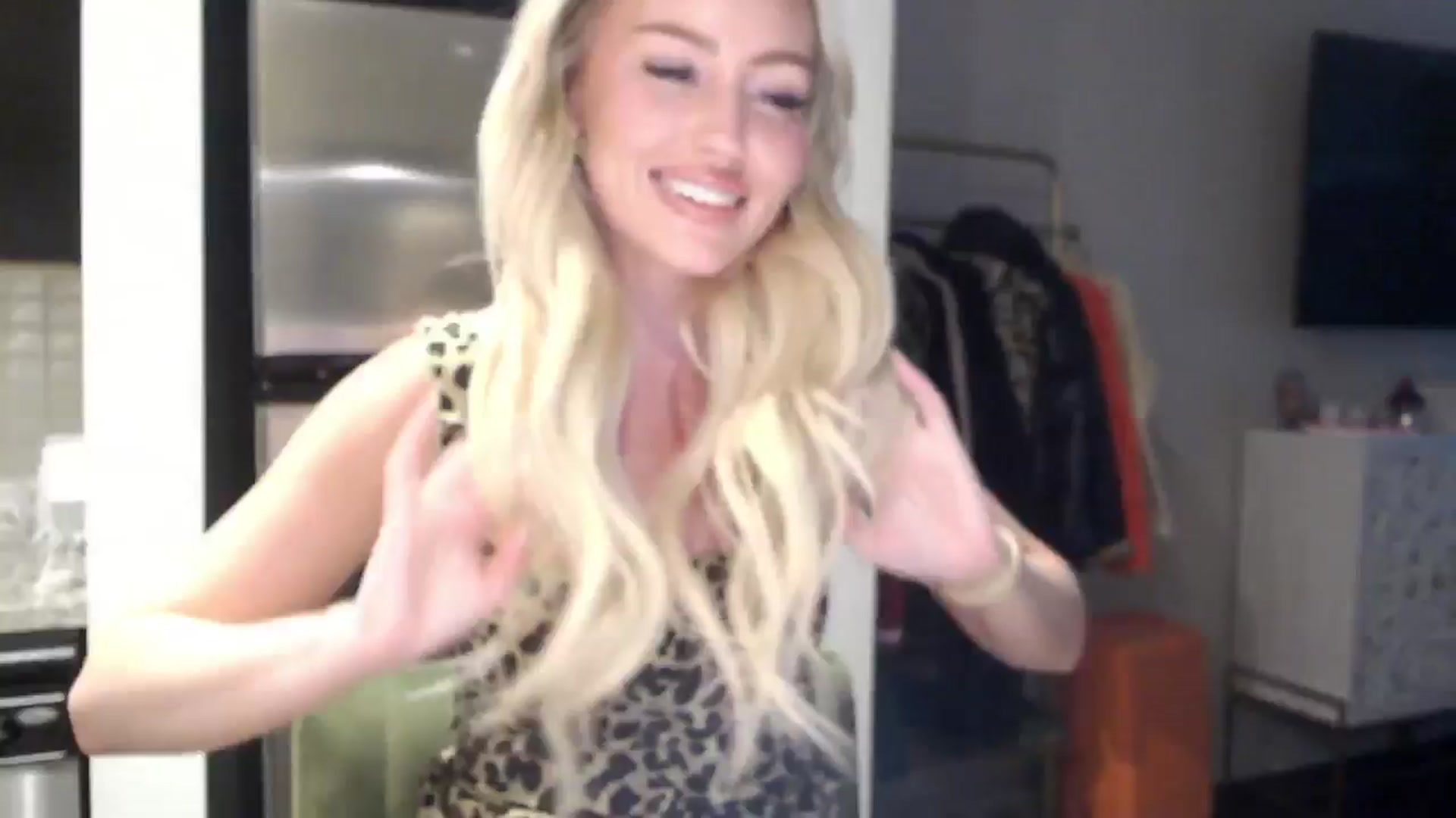 Gallery image thumbnail from Officialelsa's myfreecams stream on, 06/15/2024, 01:27 image 2 of 20