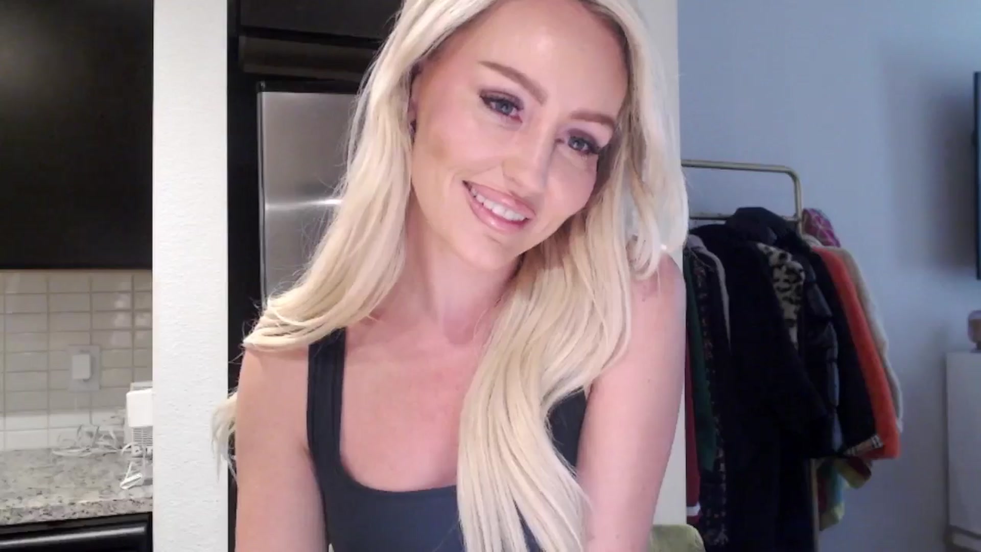 Gallery image thumbnail from Officialelsa's myfreecams stream on, 06/15/2024, 21:26 image 11 of 20