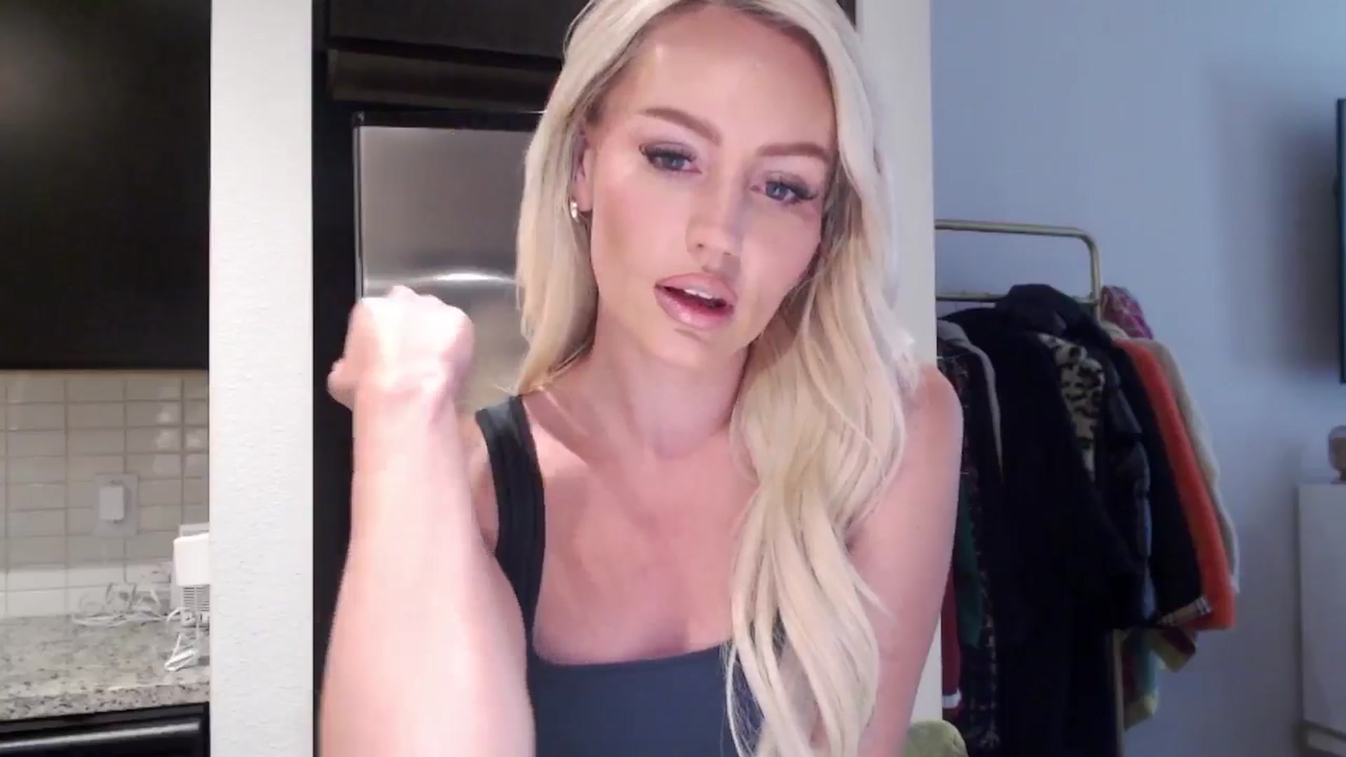 Gallery image thumbnail from Officialelsa's myfreecams stream on, 06/15/2024, 21:26 image 20 of 20