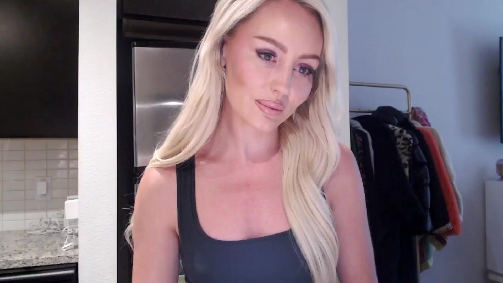 Gallery image thumbnail from Officialelsa's myfreecams stream on, 06/15/2024, 21:26 image 8 of 20