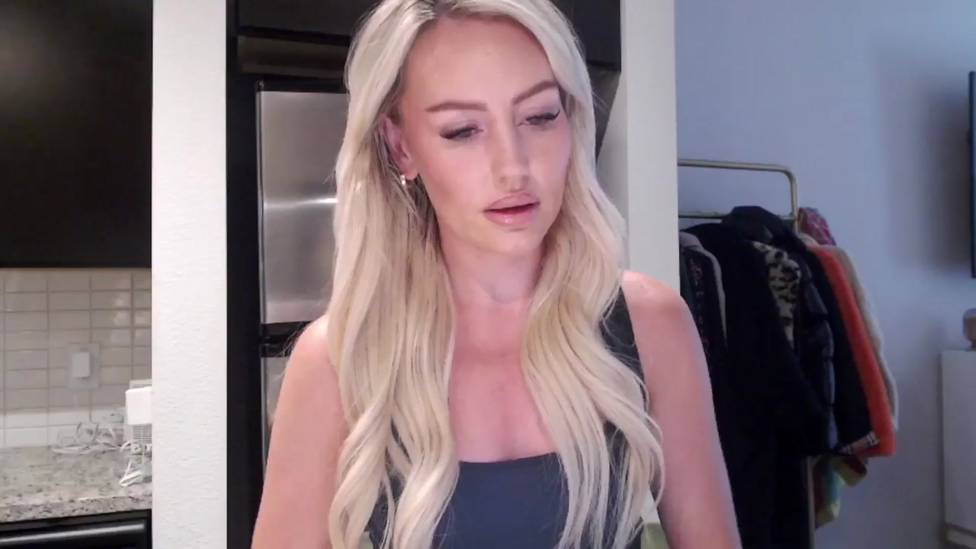 Gallery image thumbnail from Officialelsa's myfreecams stream on, 06/15/2024, 21:26 image 15 of 20