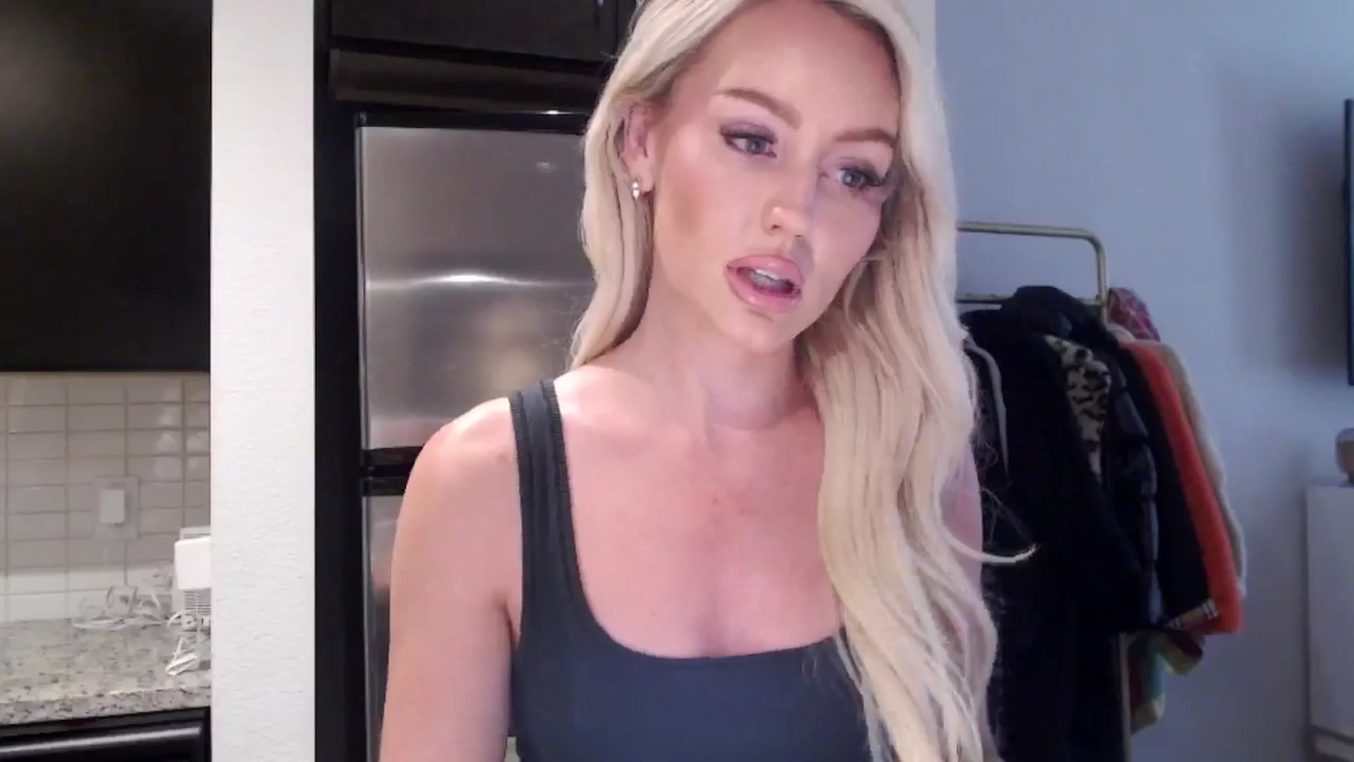 Gallery image thumbnail from Officialelsa's myfreecams stream on, 06/15/2024, 21:26 image 3 of 20