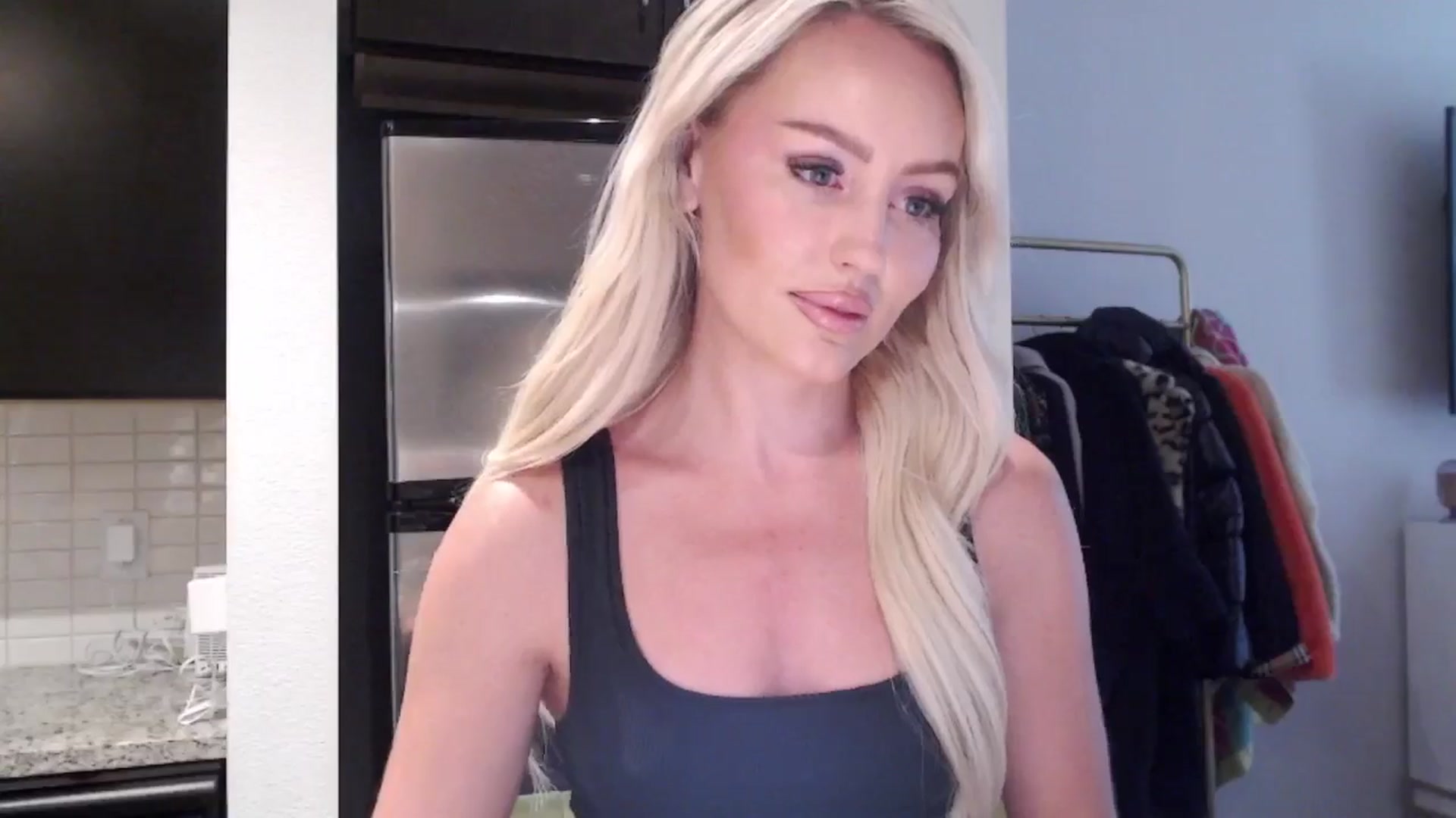 Gallery image thumbnail from Officialelsa's myfreecams stream on, 06/15/2024, 21:26 image 7 of 20