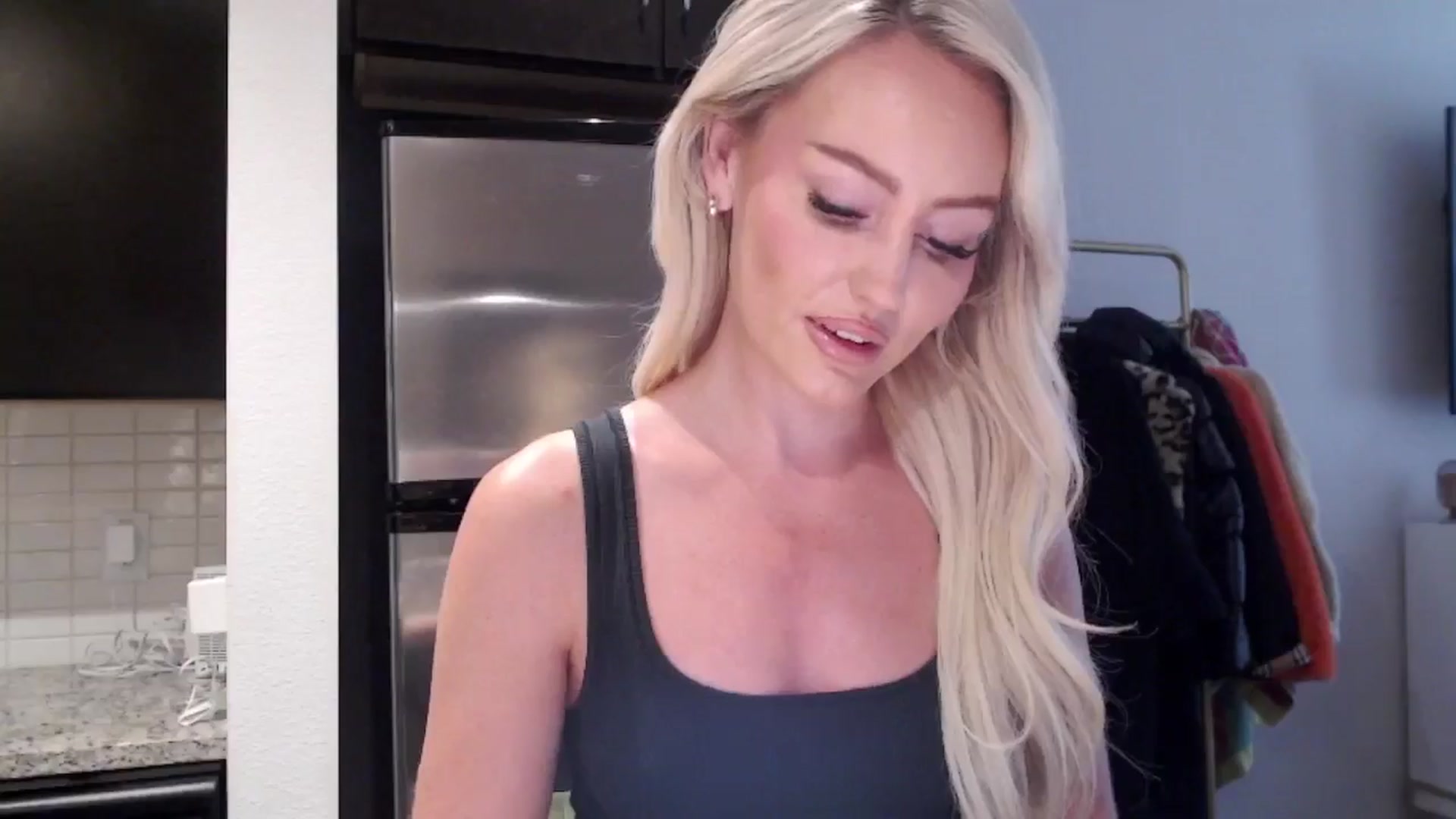 Gallery image thumbnail from Officialelsa's myfreecams stream on, 06/15/2024, 21:26 image 2 of 20