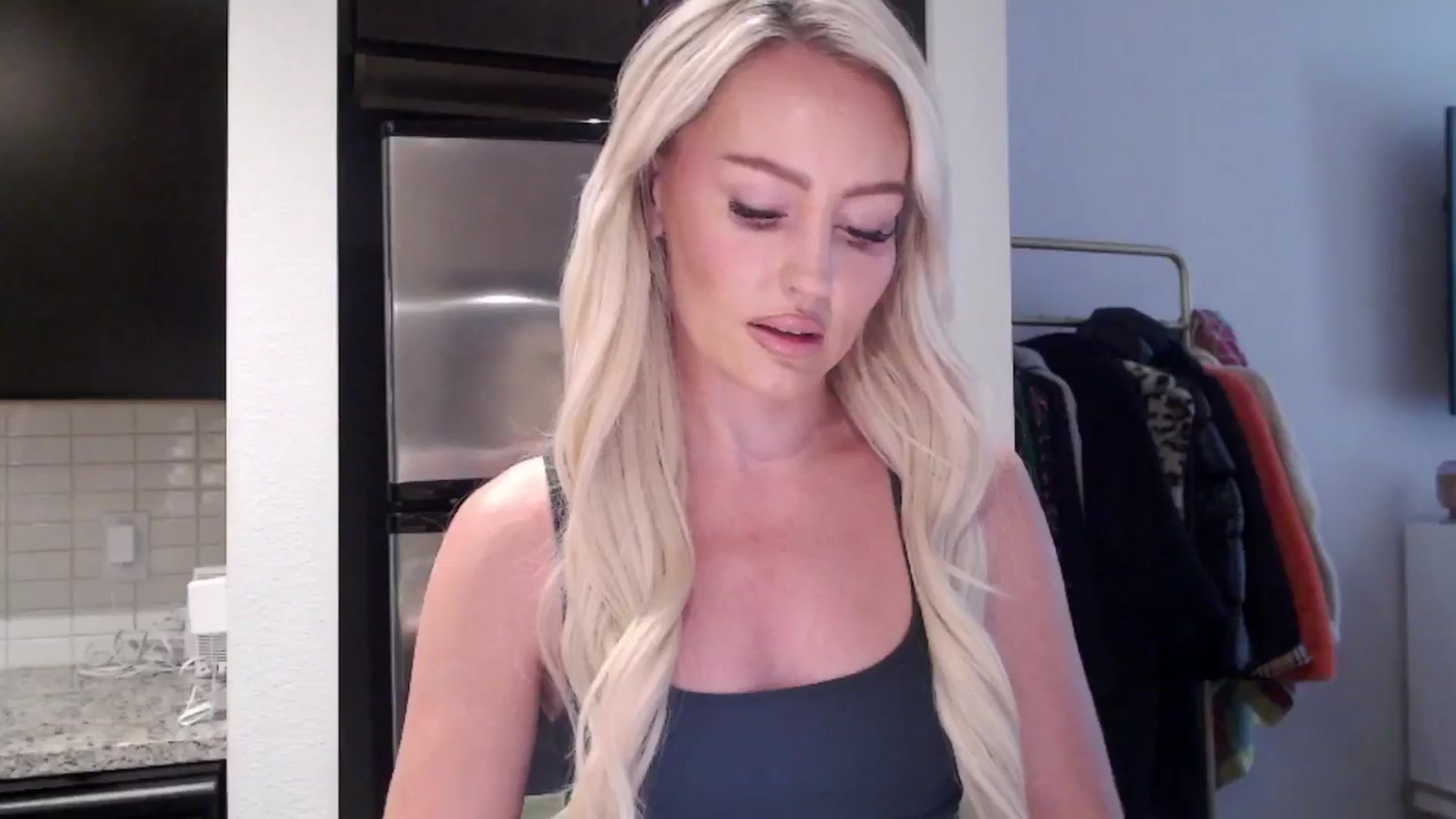 Gallery image thumbnail from Officialelsa's myfreecams stream on, 06/15/2024, 21:26 image 17 of 20