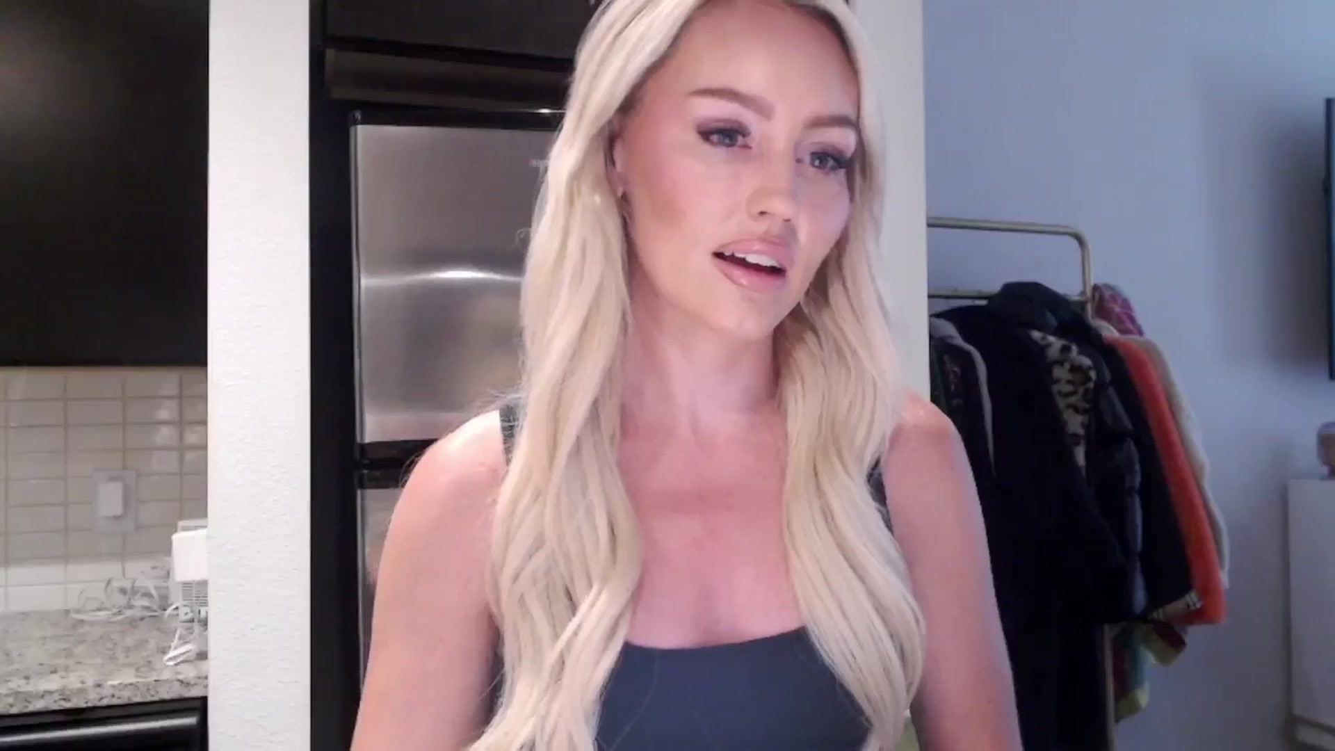 Gallery image thumbnail from Officialelsa's myfreecams stream on, 06/15/2024, 21:26 image 16 of 20