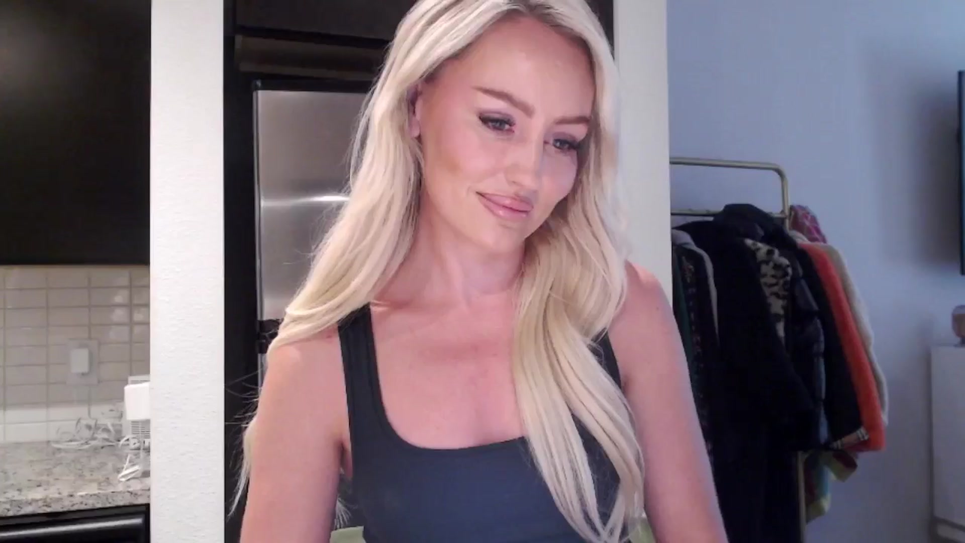 Gallery image thumbnail from Officialelsa's myfreecams stream on, 06/15/2024, 21:26 image 10 of 20