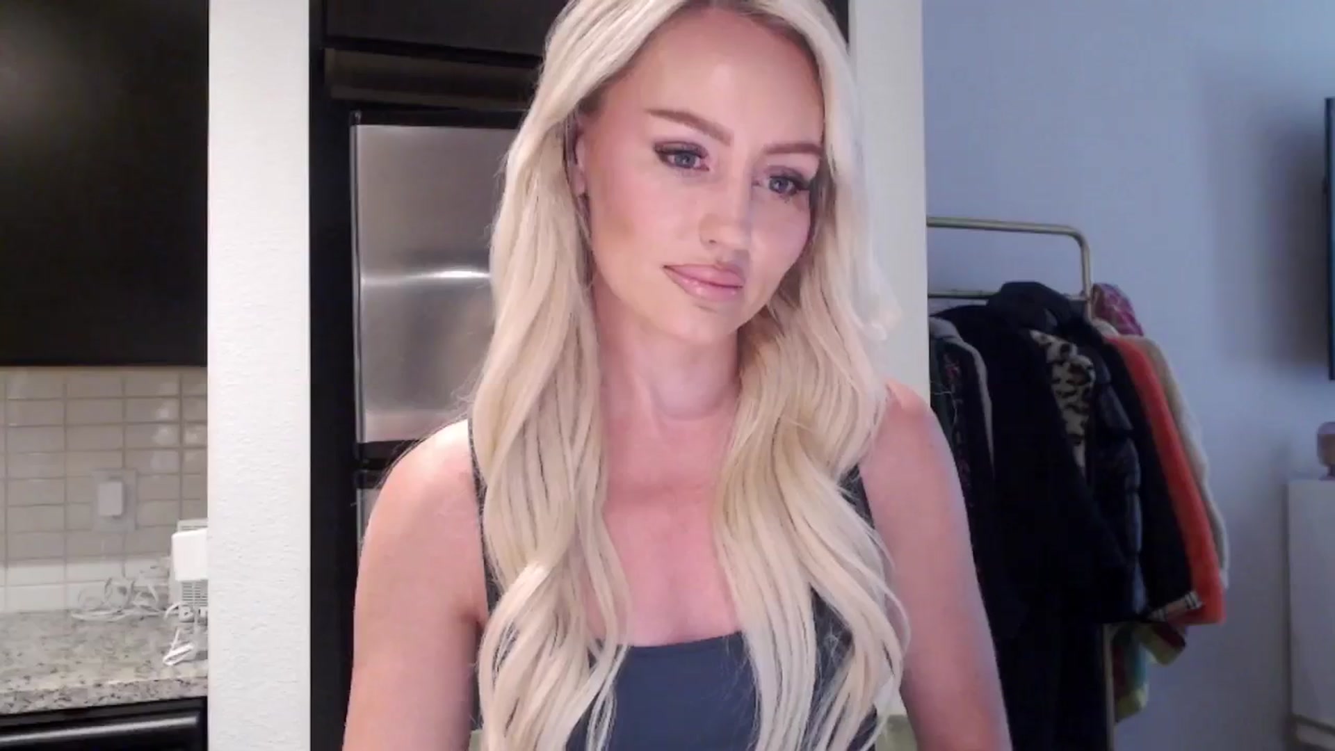 Gallery image thumbnail from Officialelsa's myfreecams stream on, 06/15/2024, 21:26 image 14 of 20