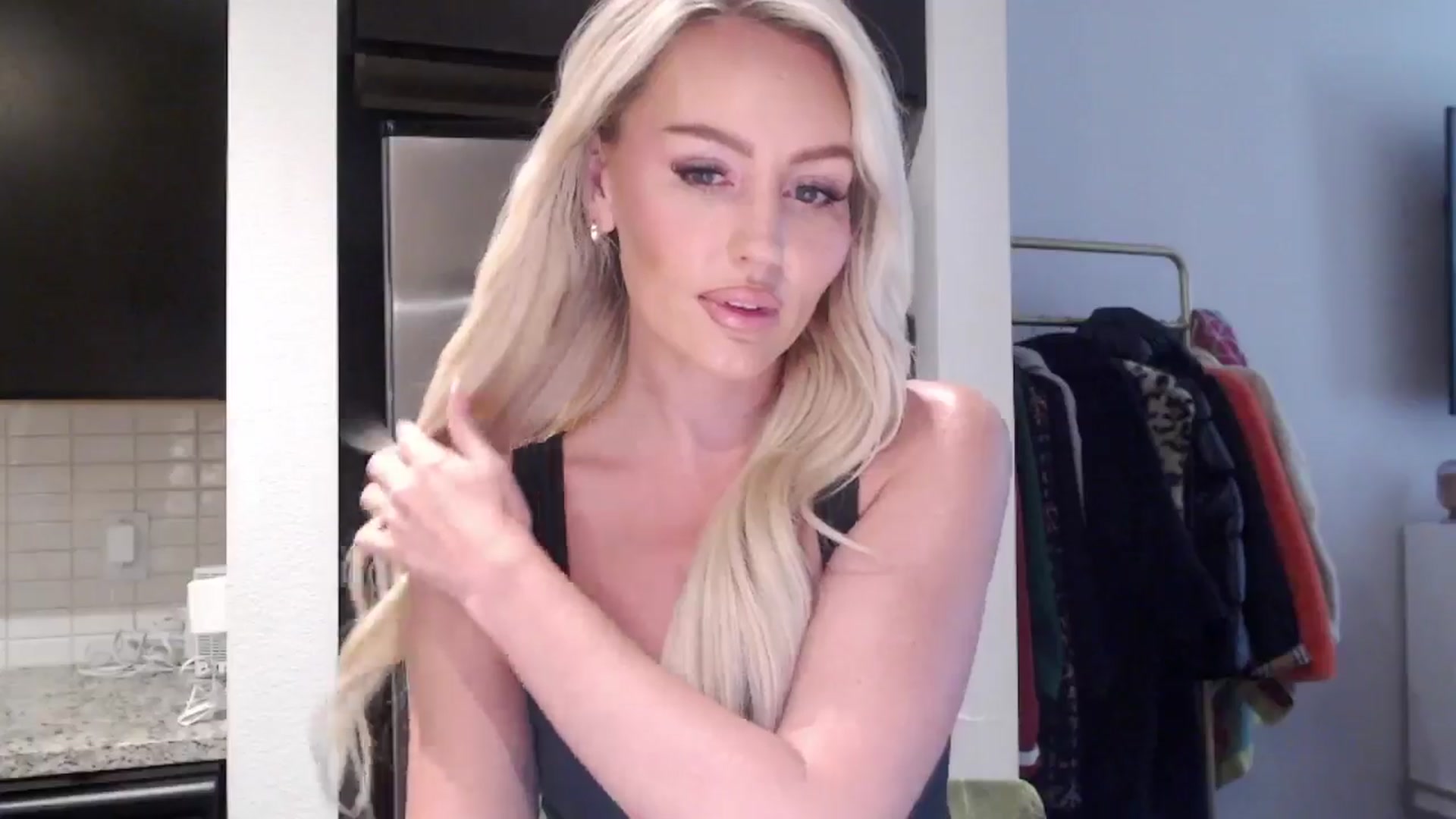 Gallery image thumbnail from Officialelsa's myfreecams stream on, 06/15/2024, 21:26 image 6 of 20