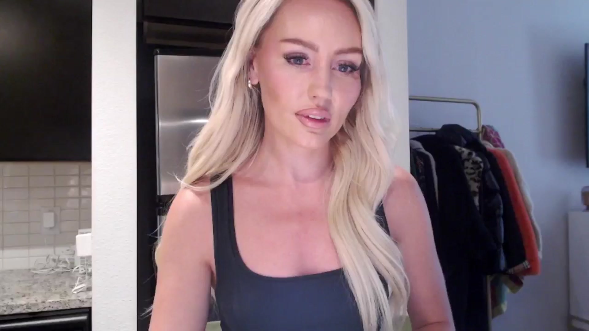Gallery image thumbnail from Officialelsa's myfreecams stream on, 06/15/2024, 21:26 image 12 of 20