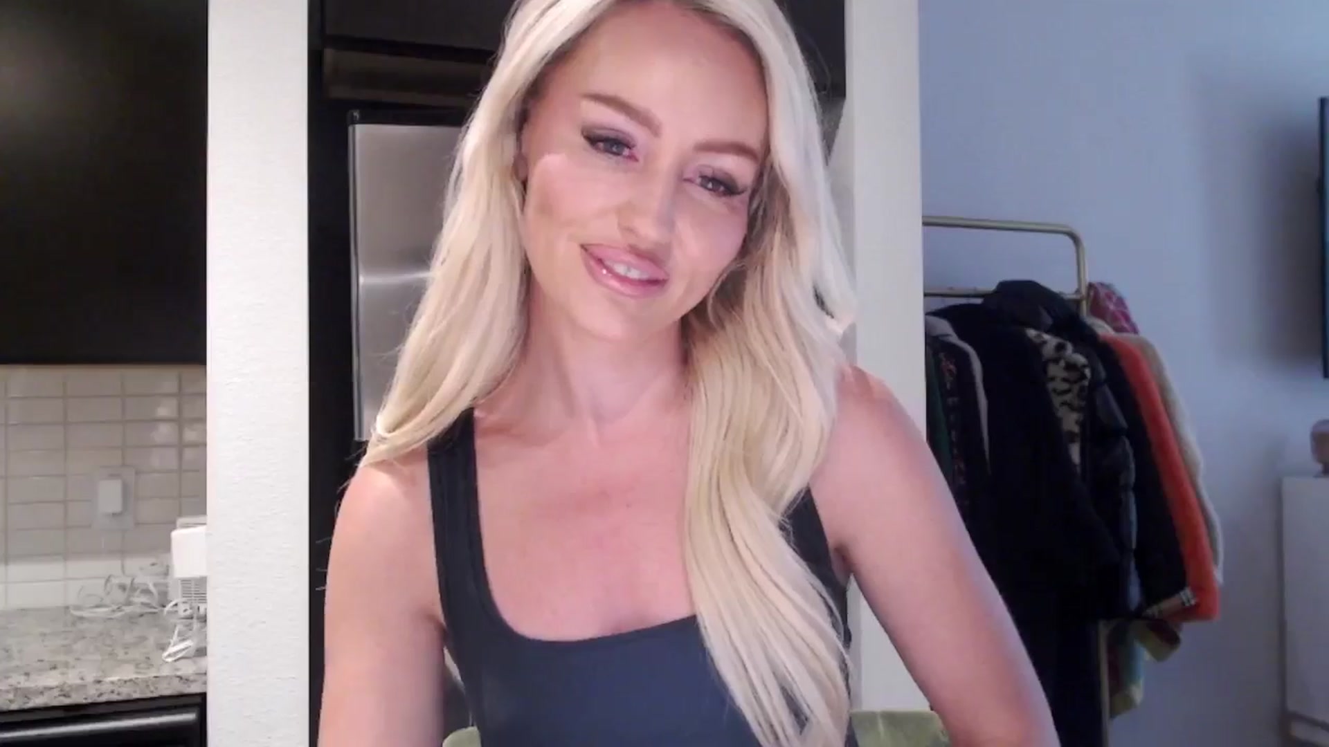 Gallery image thumbnail from Officialelsa's myfreecams stream on, 06/15/2024, 21:26 image 9 of 20