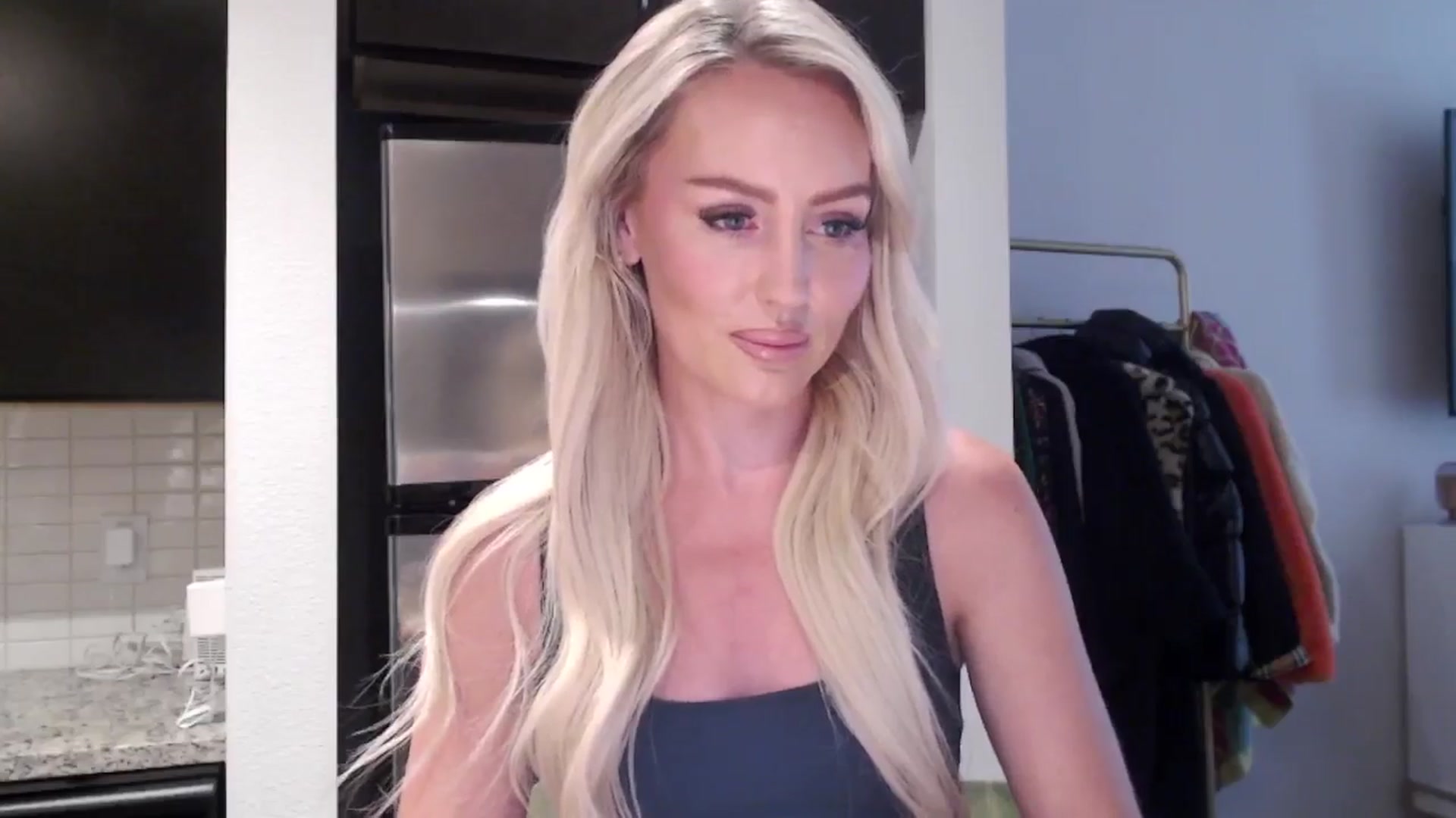 Gallery image thumbnail from Officialelsa's myfreecams stream on, 06/15/2024, 22:15 image 10 of 20