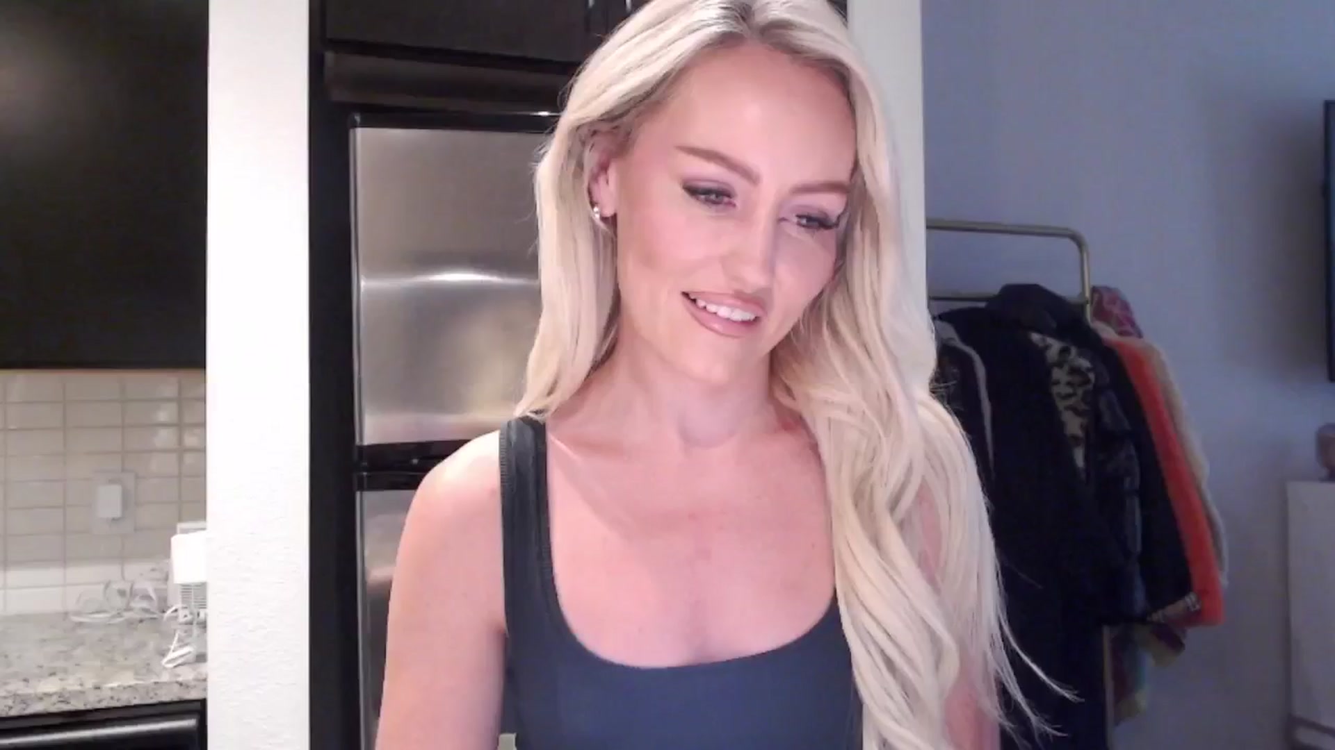 Gallery image thumbnail from Officialelsa's myfreecams stream on, 06/15/2024, 22:15 image 19 of 20