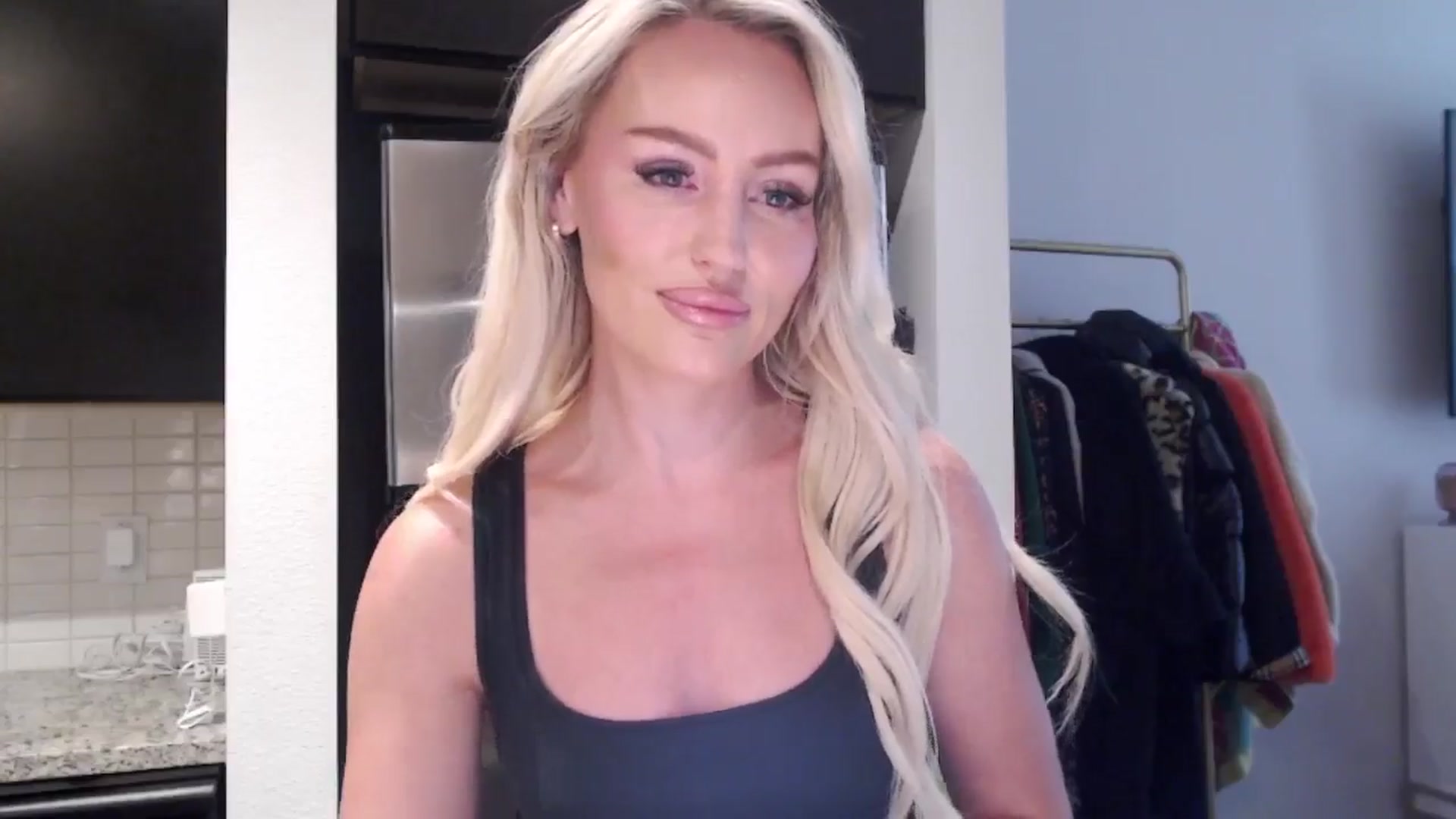 Gallery image thumbnail from Officialelsa's myfreecams stream on, 06/15/2024, 22:15 image 6 of 20