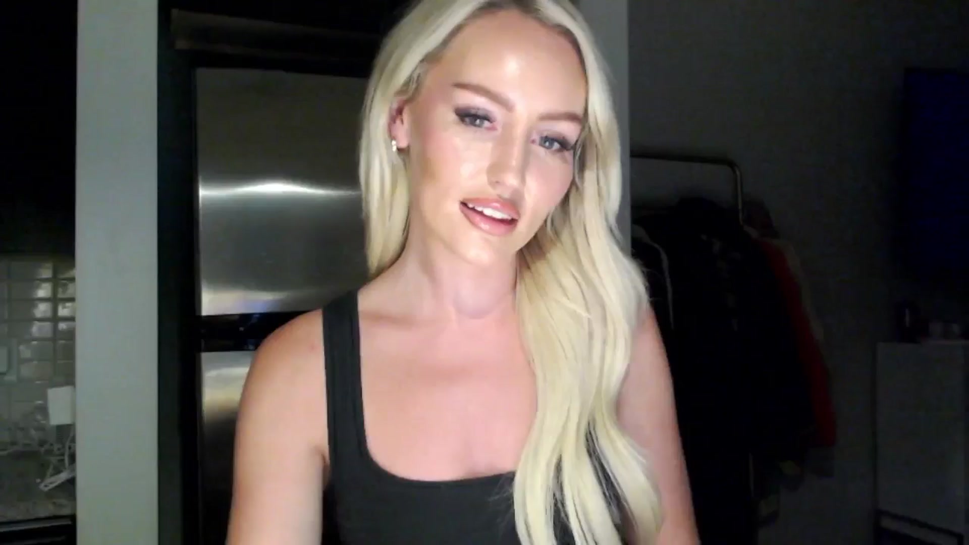 Gallery image thumbnail from Officialelsa's myfreecams stream on, 06/16/2024, 04:17 image 8 of 20