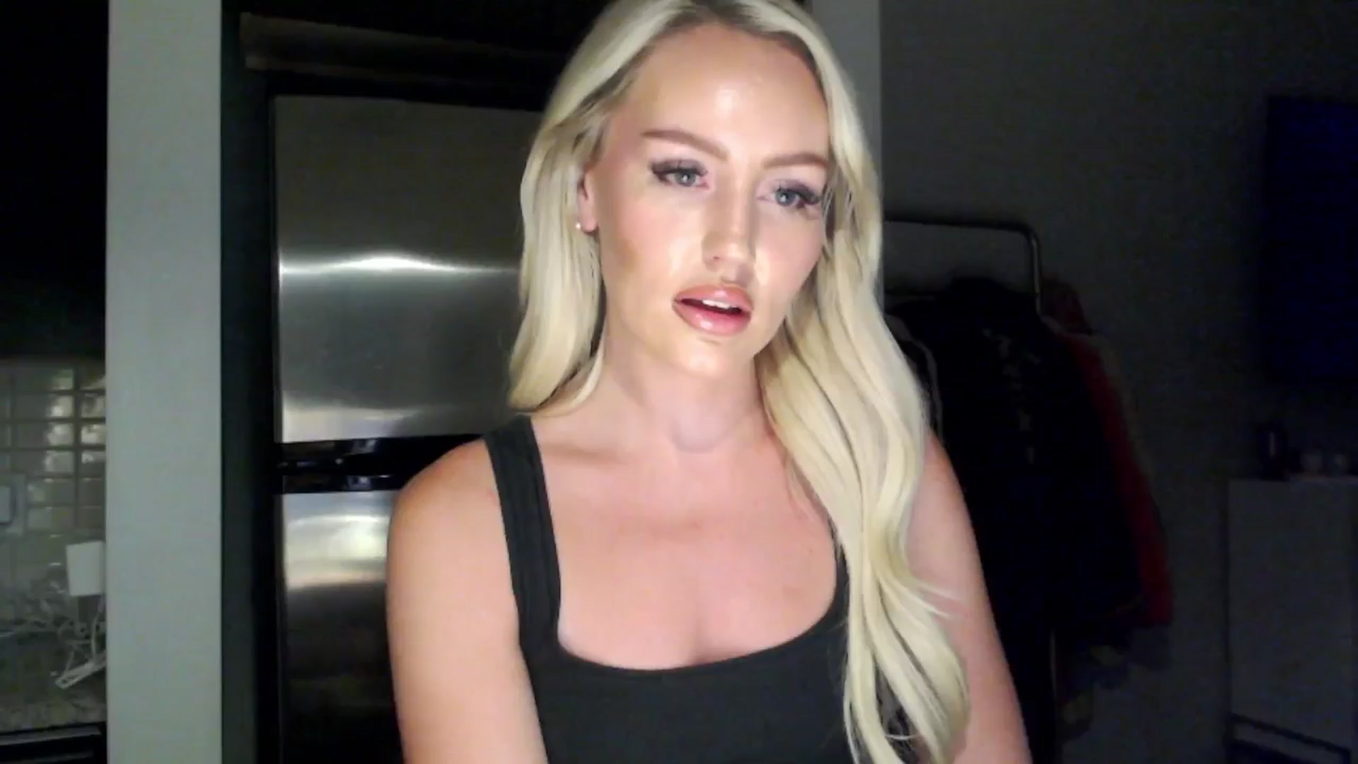 Gallery image thumbnail from Officialelsa's myfreecams stream on, 06/16/2024, 04:17 image 19 of 20