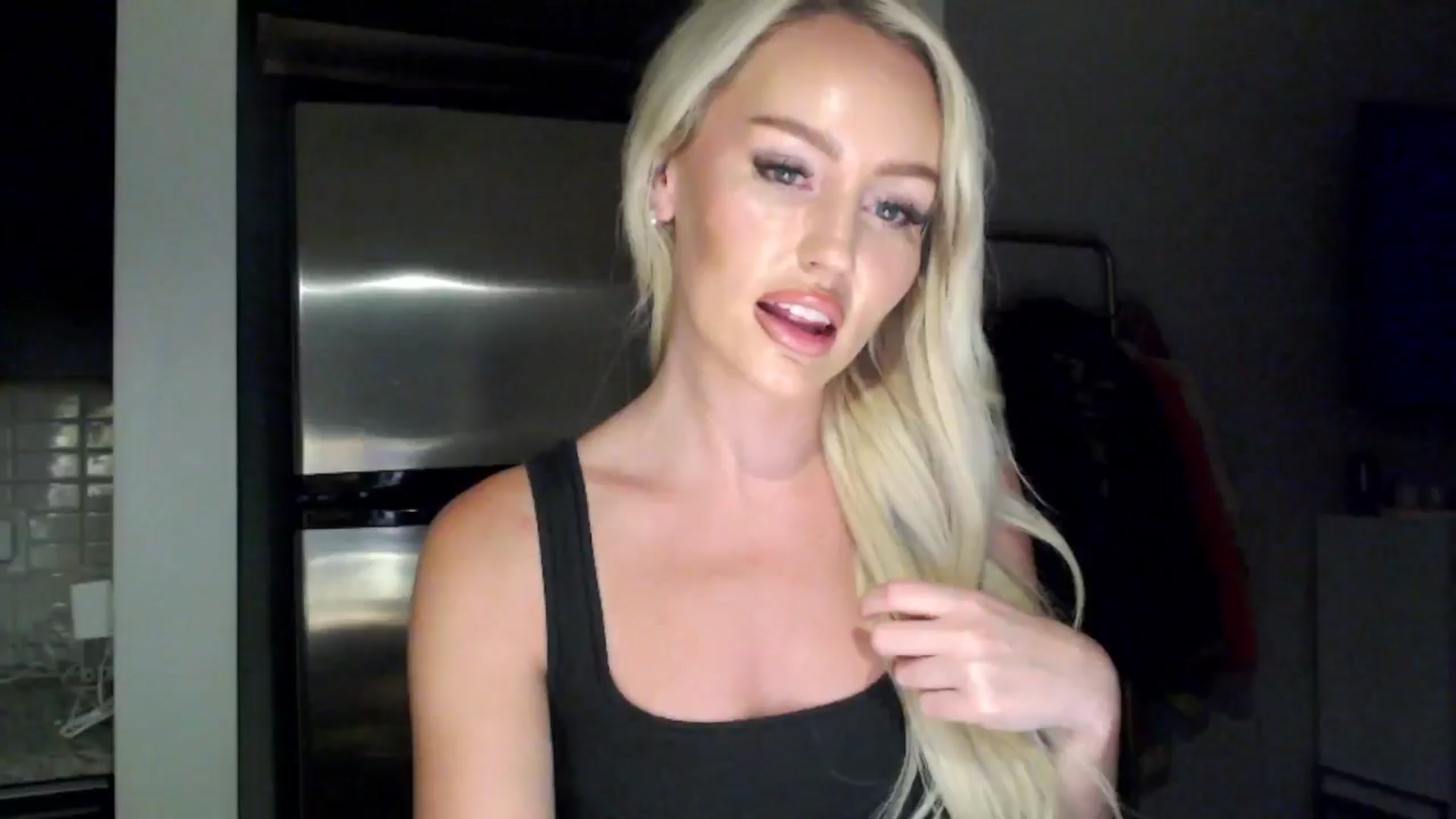 Gallery image thumbnail from Officialelsa's myfreecams stream on, 06/16/2024, 04:17 image 13 of 20