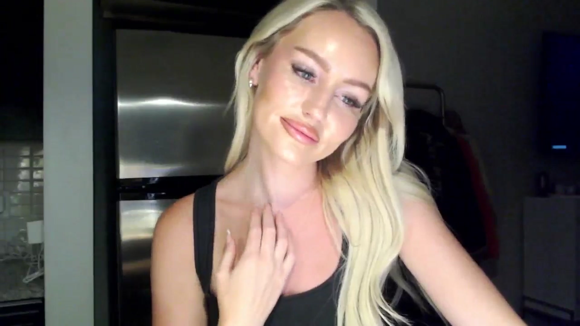 Gallery image thumbnail from Officialelsa's myfreecams stream on, 06/16/2024, 04:29 image 19 of 20
