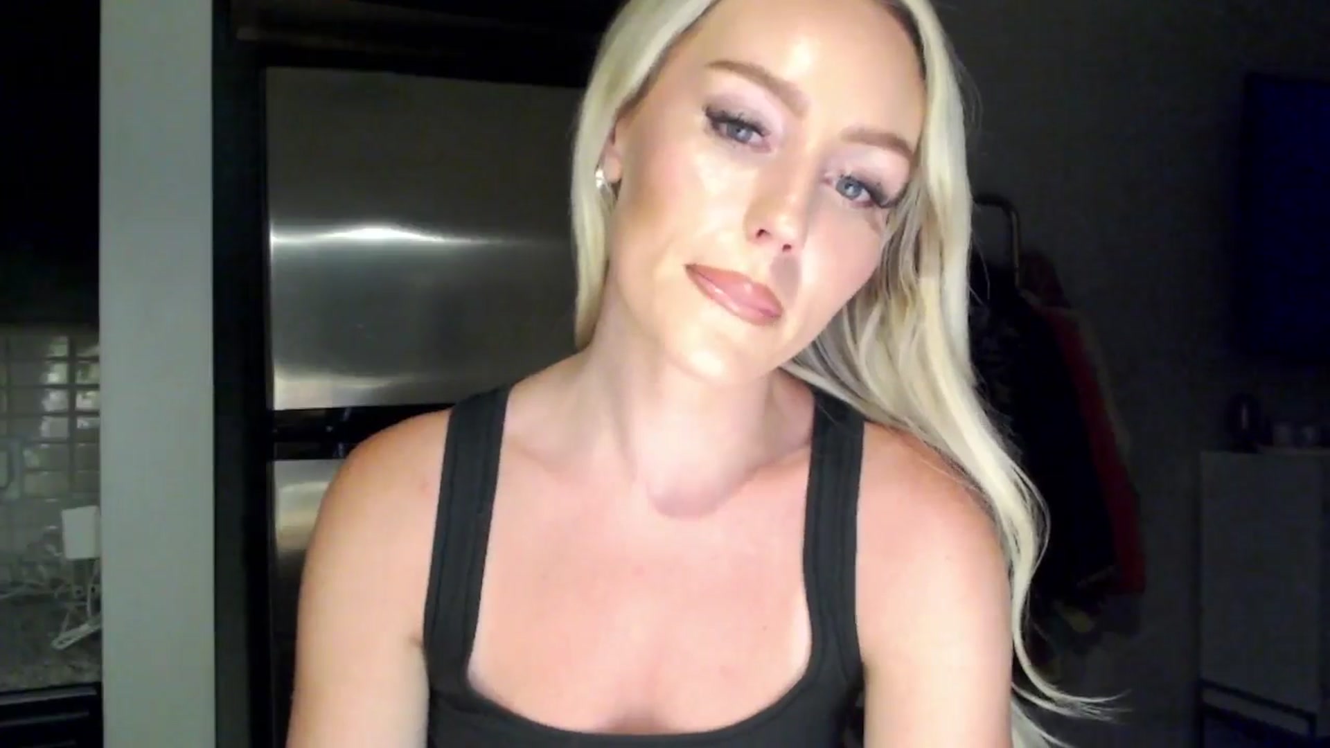 Gallery image thumbnail from Officialelsa's myfreecams stream on, 06/16/2024, 04:29 image 14 of 20