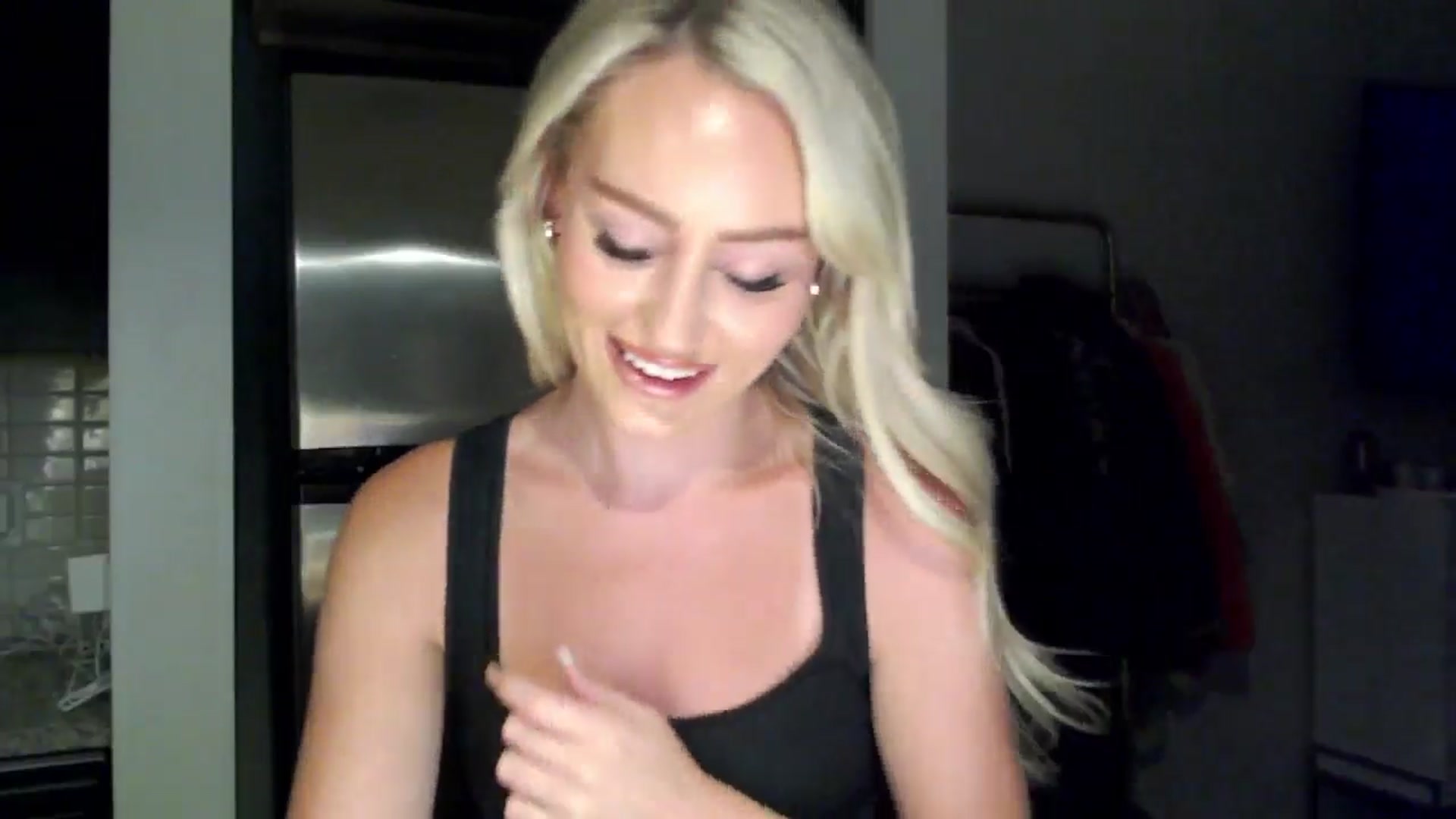 Gallery image thumbnail from Officialelsa's myfreecams stream on, 06/16/2024, 04:29 image 12 of 20