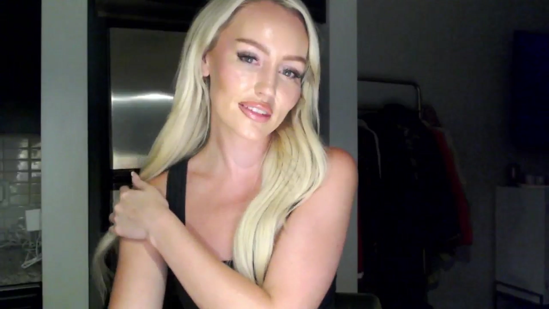 Gallery image thumbnail from Officialelsa's myfreecams stream on, 06/16/2024, 04:29 image 3 of 20