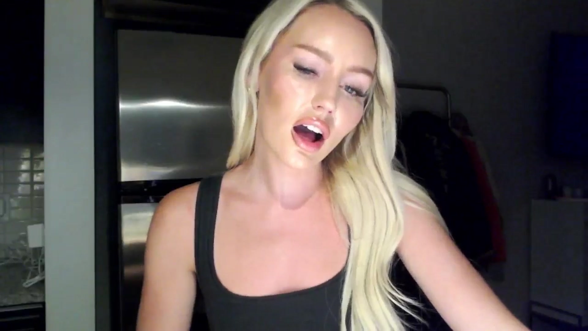 Gallery image thumbnail from Officialelsa's myfreecams stream on, 06/16/2024, 04:29 image 18 of 20