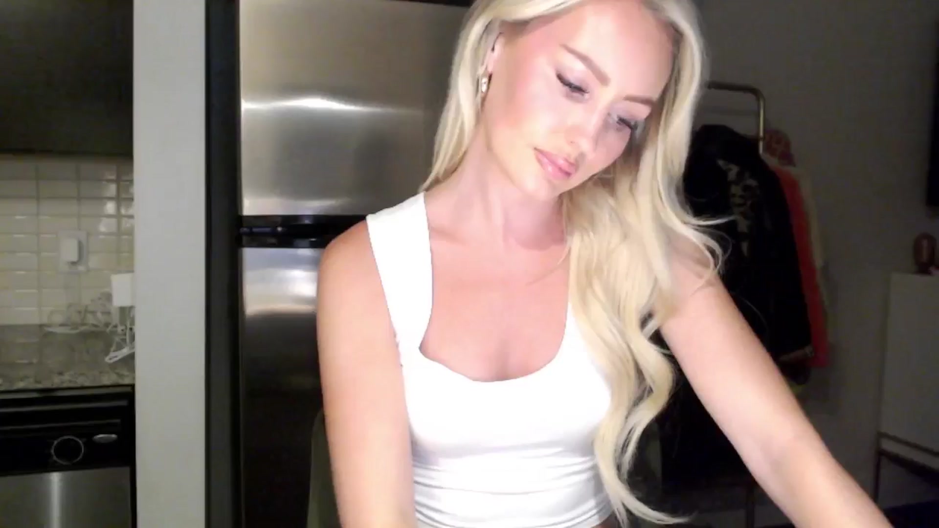 Gallery image thumbnail from Officialelsa's myfreecams stream on, 06/18/2024, 04:08 image 3 of 20