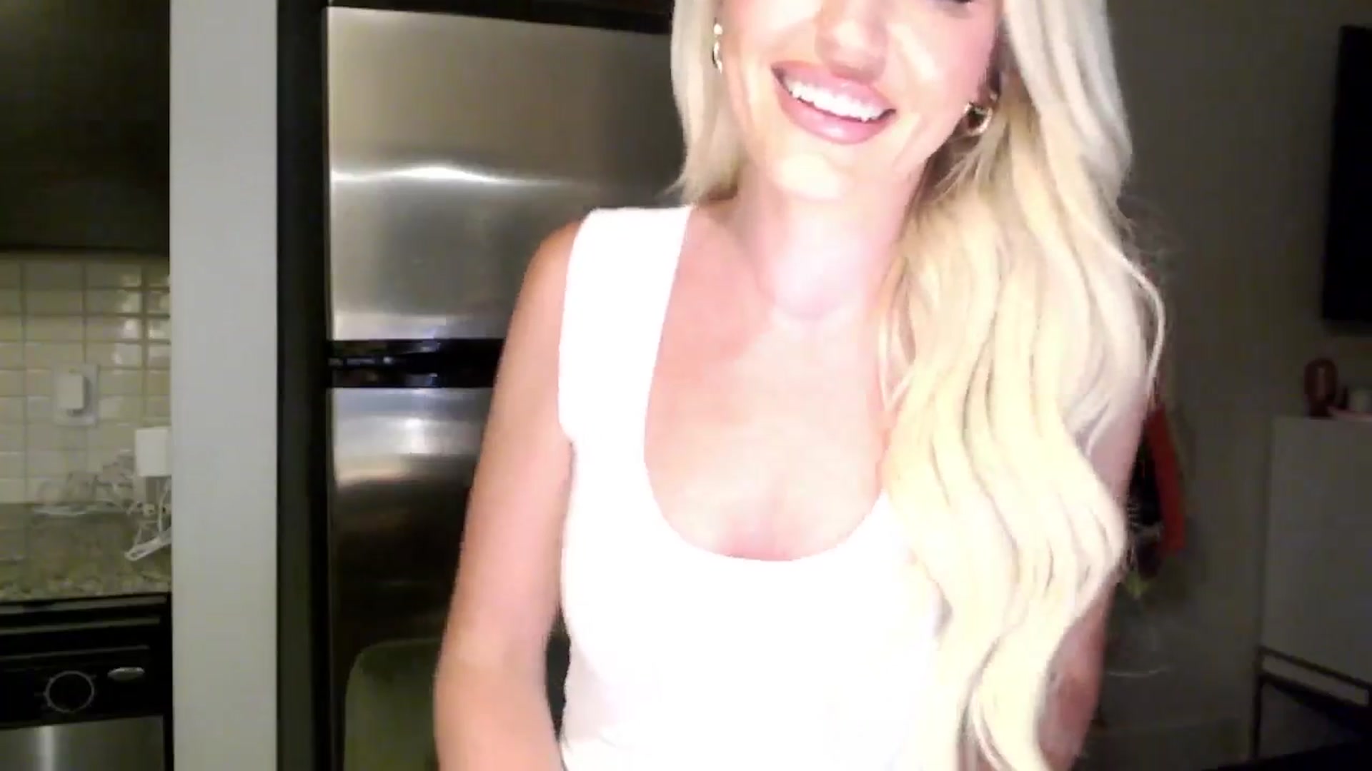Gallery image thumbnail from Officialelsa's myfreecams stream on, 06/18/2024, 04:08 image 15 of 20