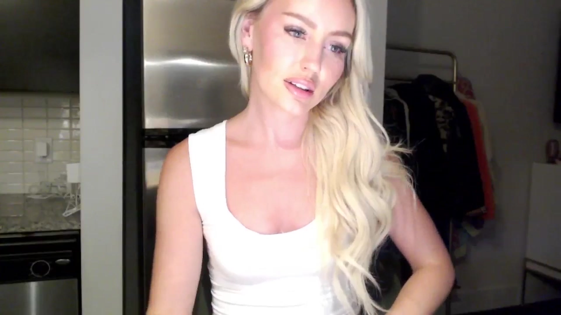 Gallery image thumbnail from Officialelsa's myfreecams stream on, 06/18/2024, 04:08 image 5 of 20