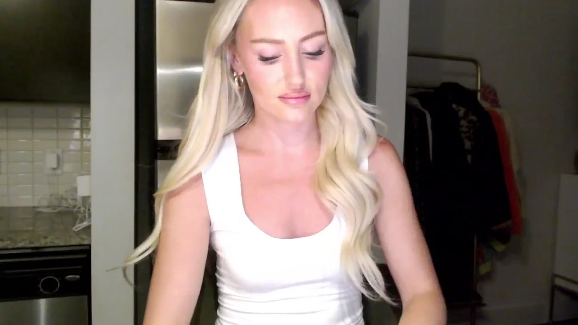 Gallery image thumbnail from Officialelsa's myfreecams stream on, 06/18/2024, 04:08 image 9 of 20