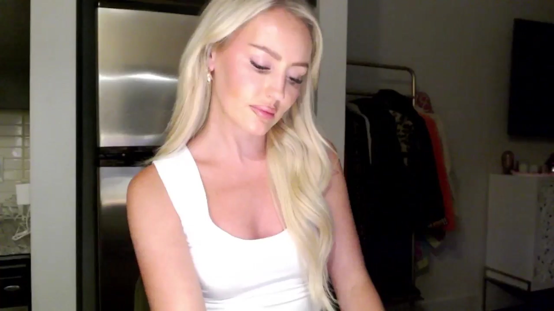 Gallery image thumbnail from Officialelsa's myfreecams stream on, 06/18/2024, 04:08 image 12 of 20