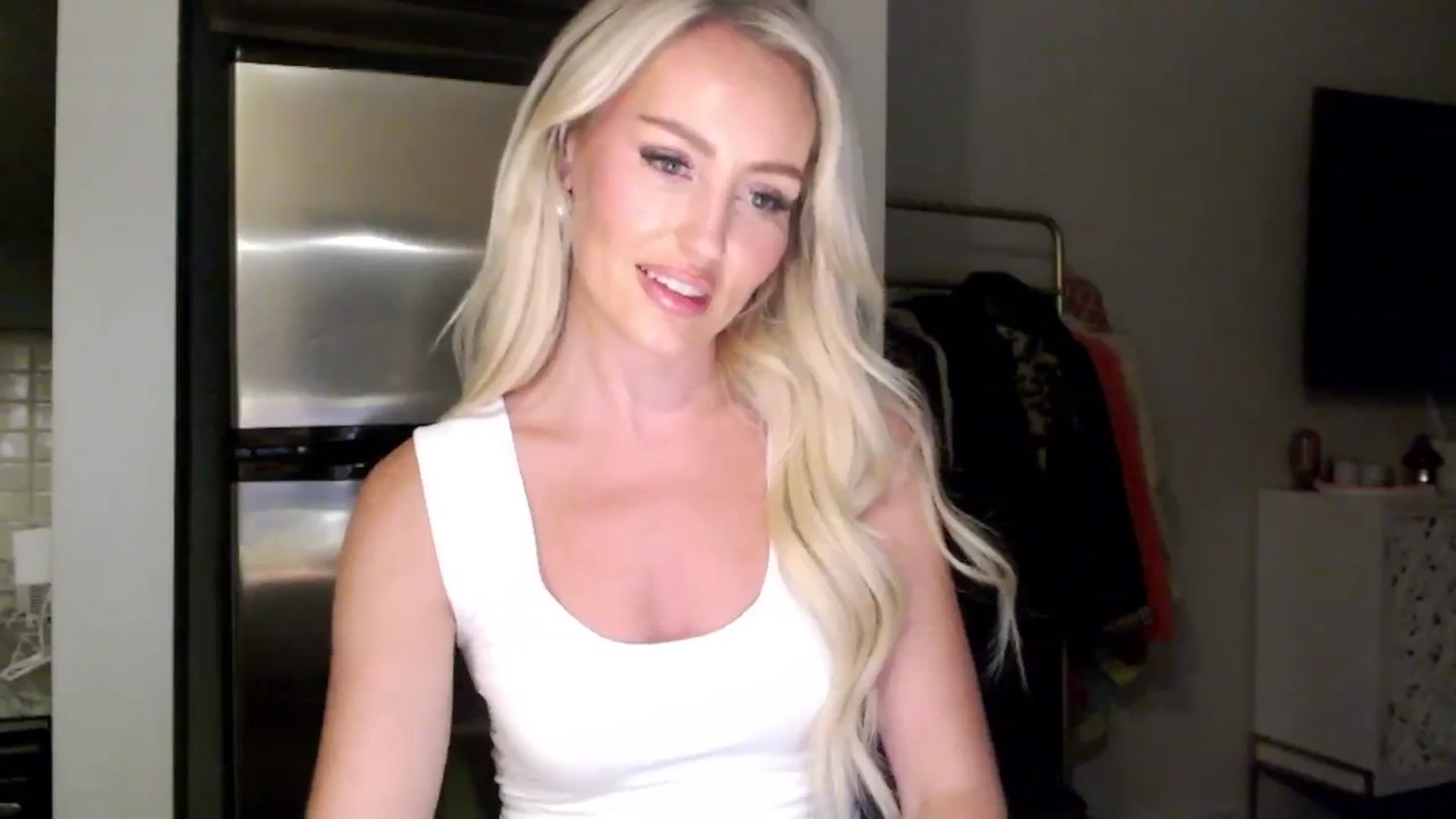 Gallery image thumbnail from Officialelsa's myfreecams stream on, 06/18/2024, 04:08 image 11 of 20