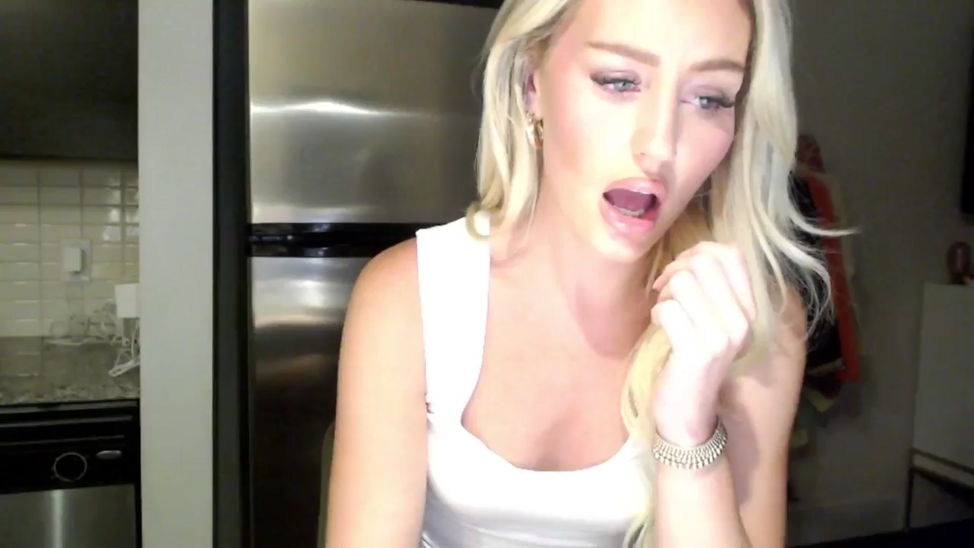 Gallery image thumbnail from Officialelsa's myfreecams stream on, 06/18/2024, 04:08 image 2 of 20