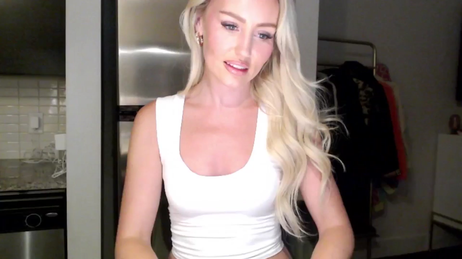 Gallery image thumbnail from Officialelsa's myfreecams stream on, 06/18/2024, 04:08 image 1 of 20