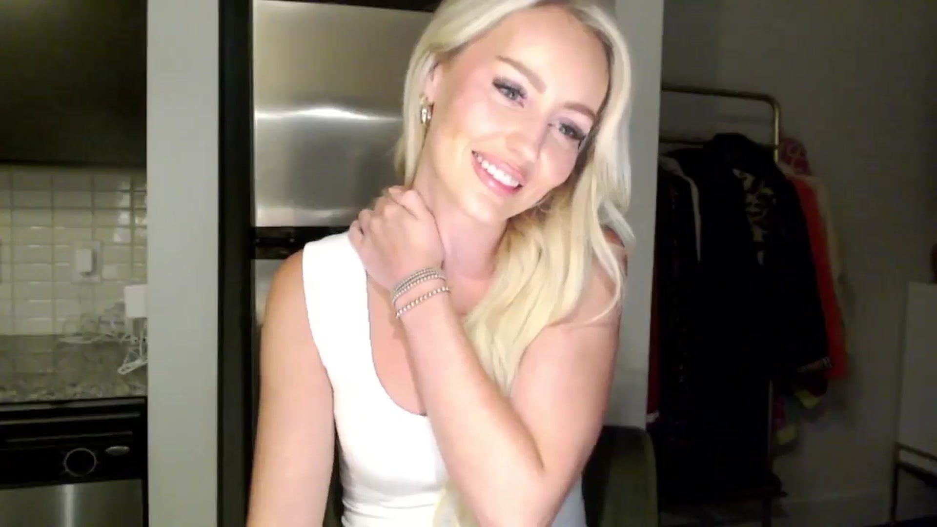 Gallery image thumbnail from Officialelsa's myfreecams stream on, 06/18/2024, 04:08 image 10 of 20