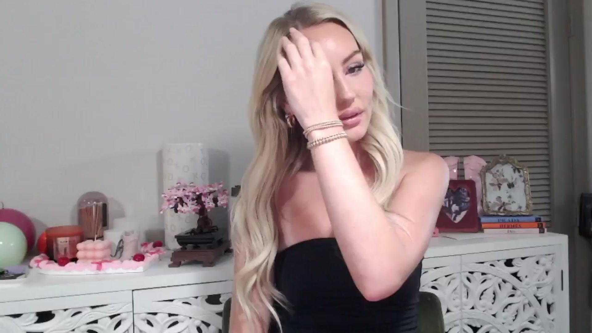 Gallery image thumbnail from Officialelsa's myfreecams stream on, 07/11/2024, 19:16 image 1 of 20