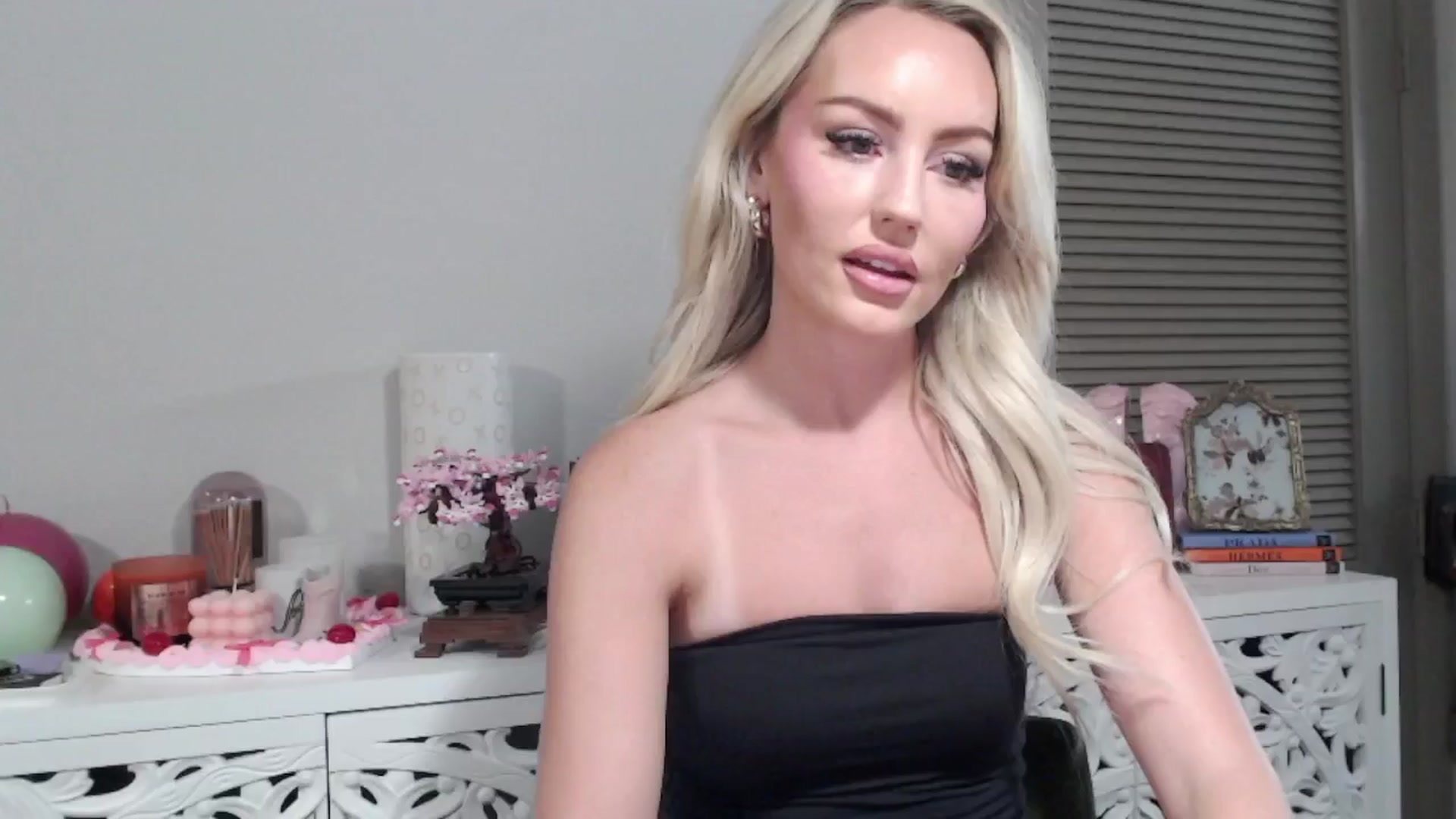 Gallery image thumbnail from Officialelsa's myfreecams stream on, 07/11/2024, 19:16 image 2 of 20