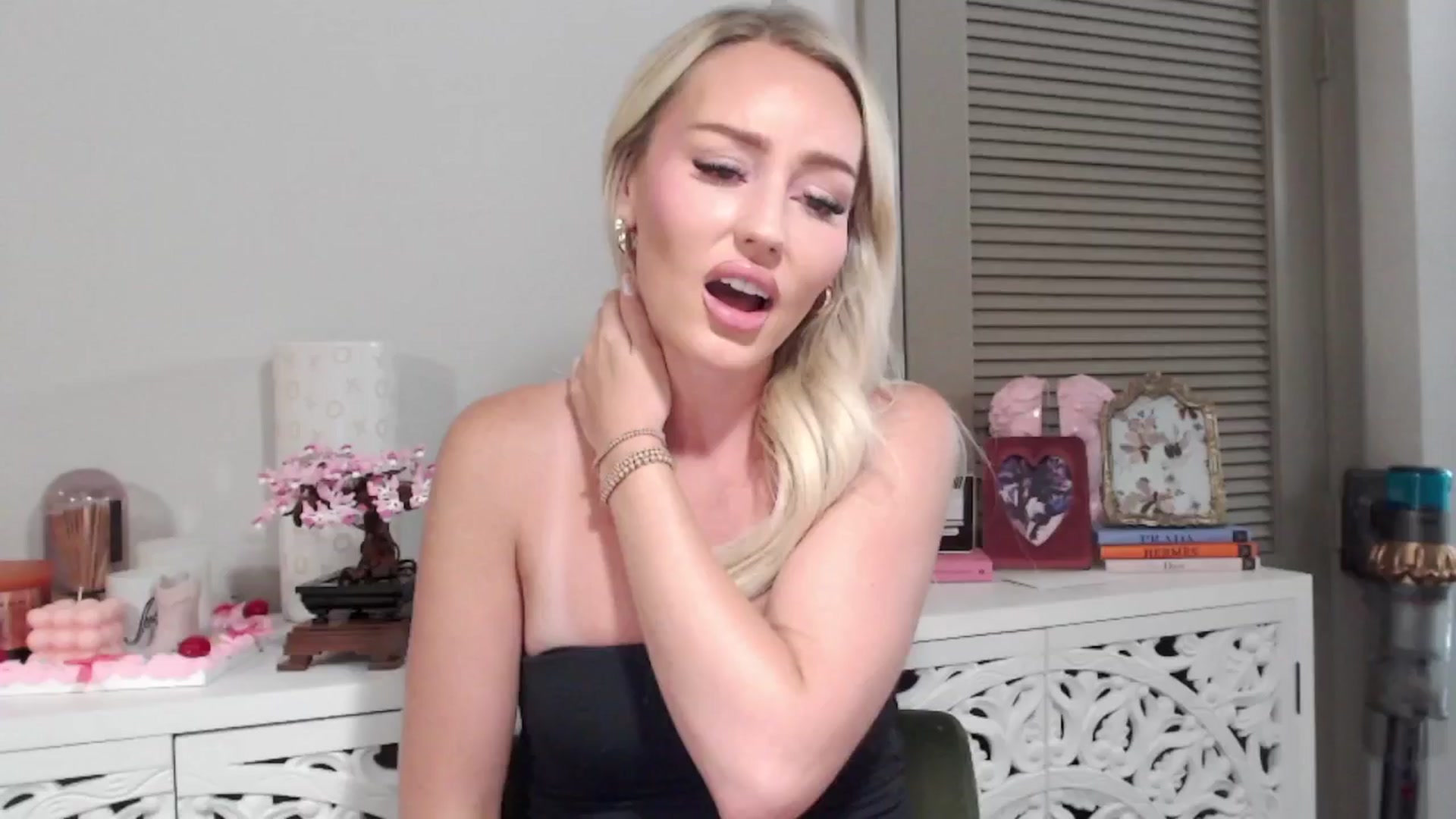 Gallery image thumbnail from Officialelsa's myfreecams stream on, 07/11/2024, 19:16 image 6 of 20